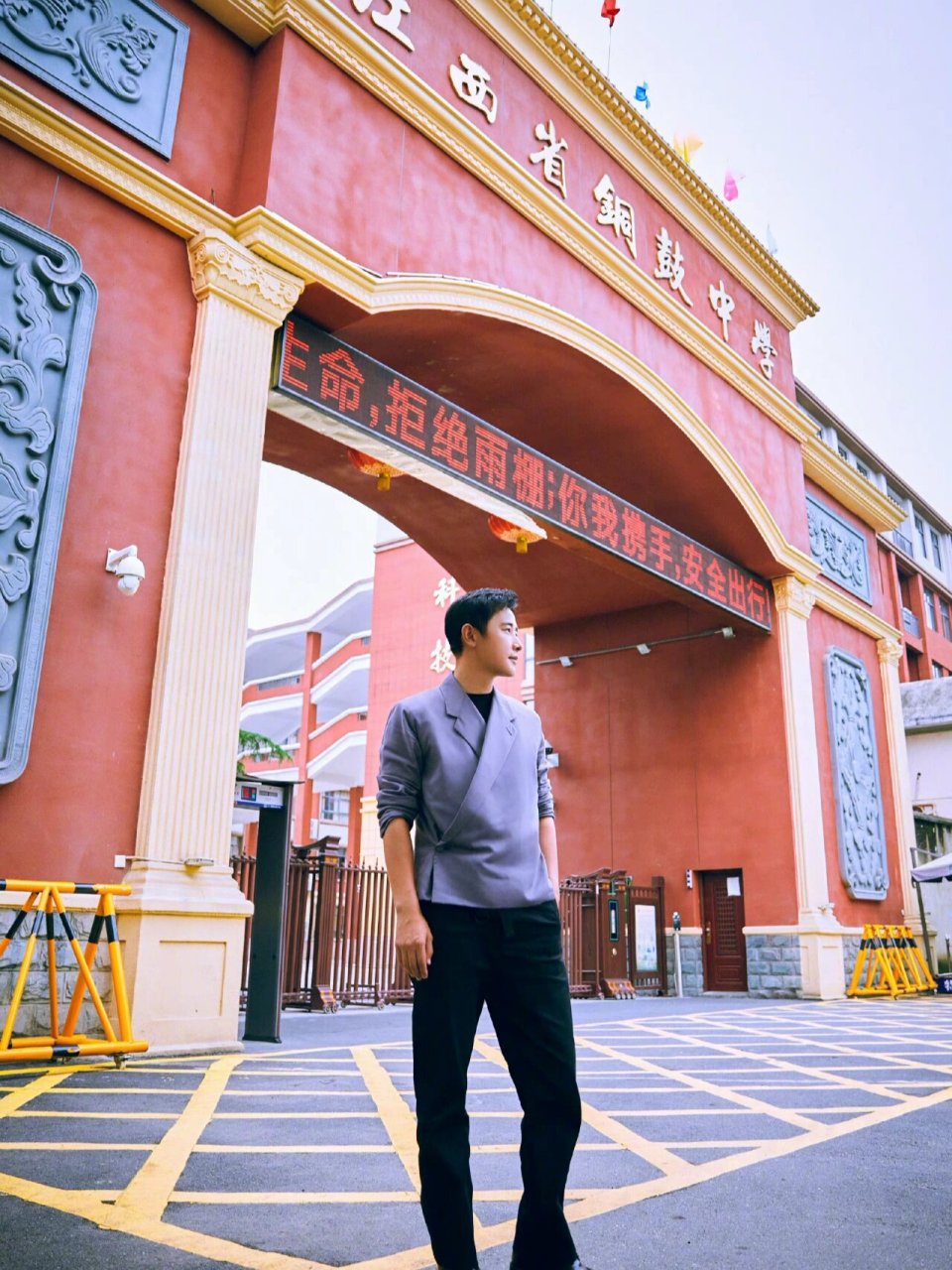 一年多没回老家,看着母校有点想念98 	 明星罗晋|母校|江西宜春铜鼓