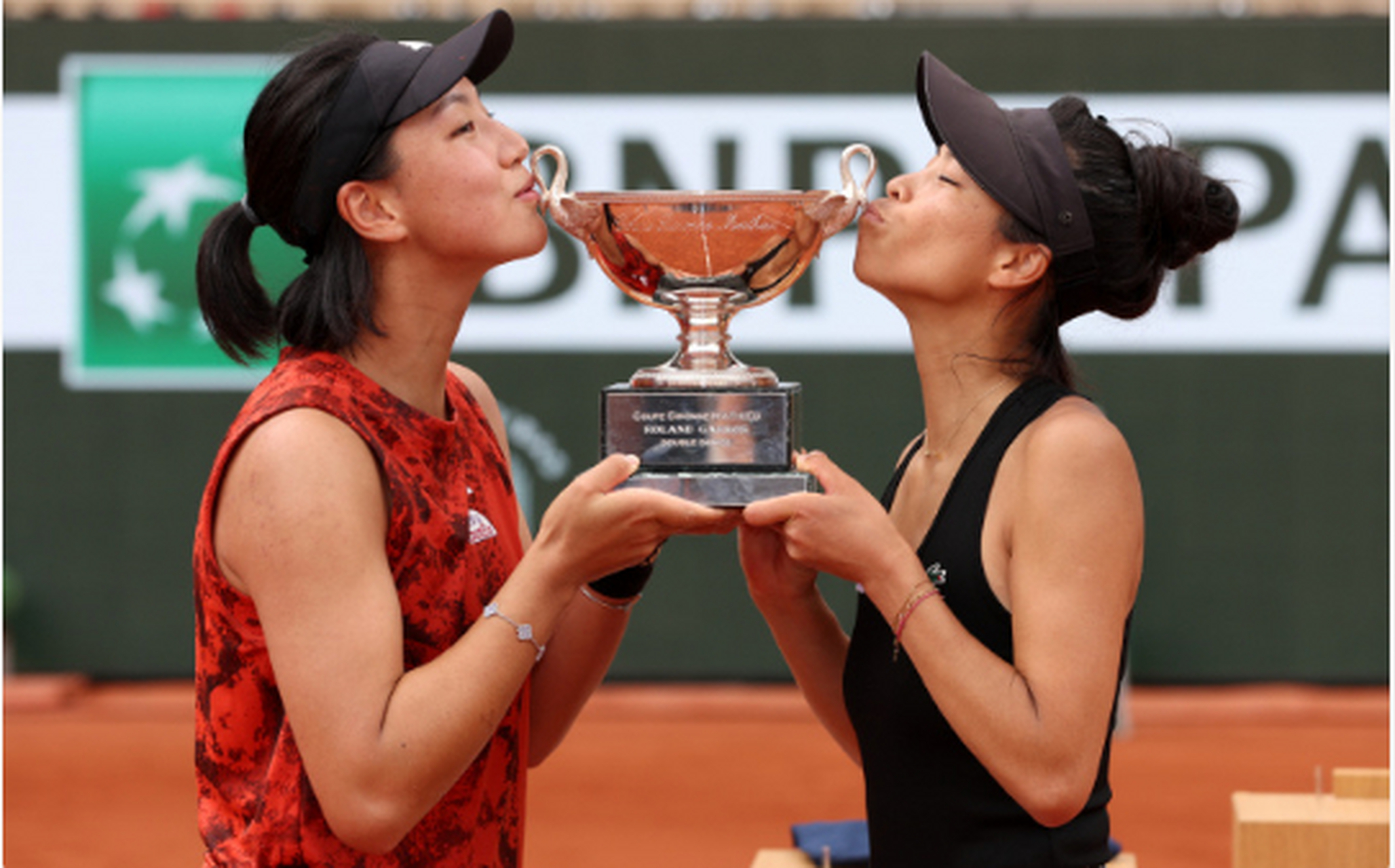 王欣瑜夺法网女双冠军# 2023年法国网球公开赛女双决赛,海峡组合王欣