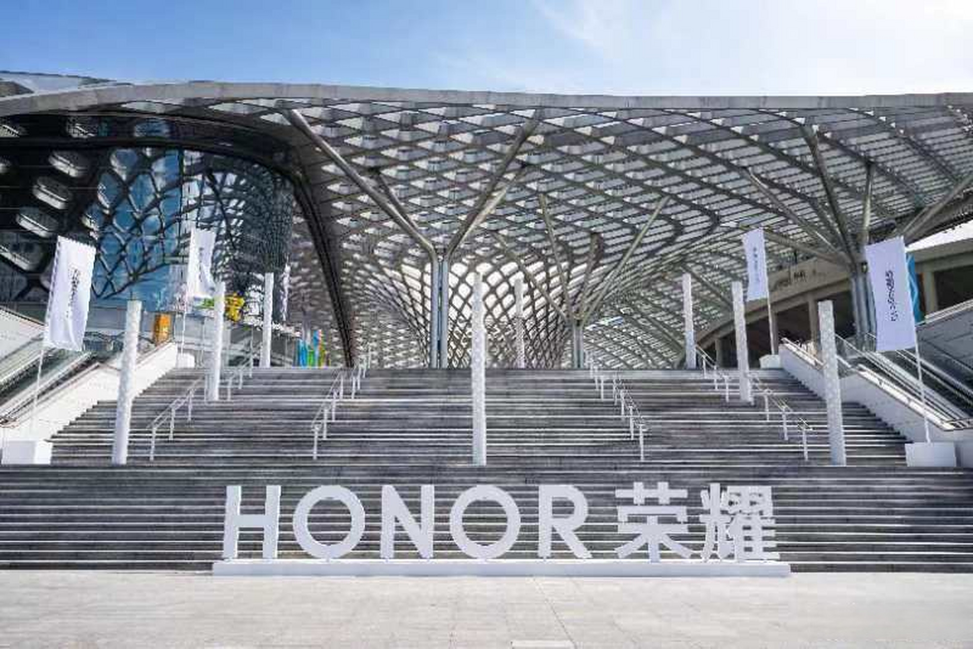 荣耀magic v3在传统东方美学和现代建筑文化中汲取灵感,镜头模组采用