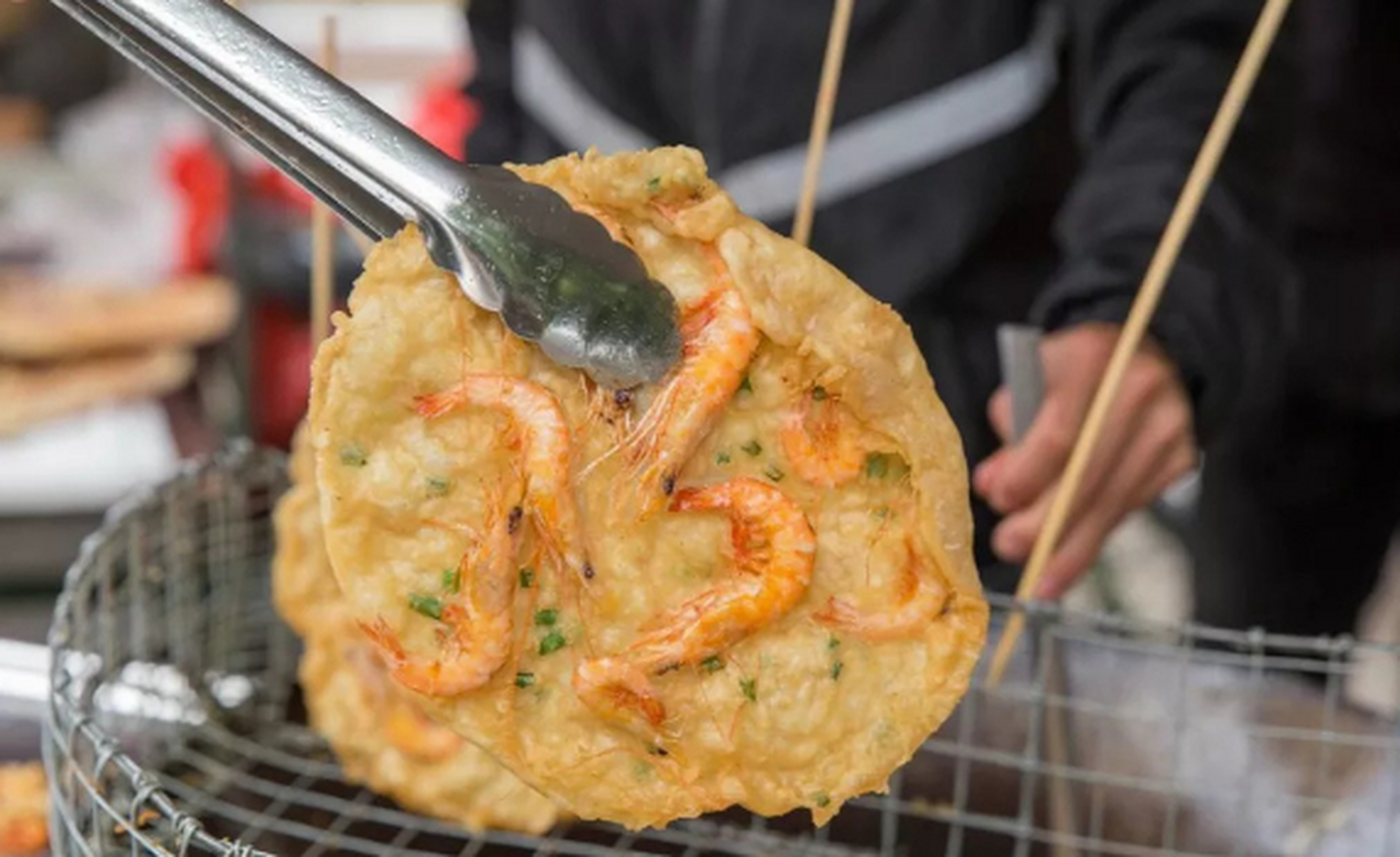 炸虾饼#美食分享##美食##防城港美食#  炸虾饼是街头的风味小吃,外表