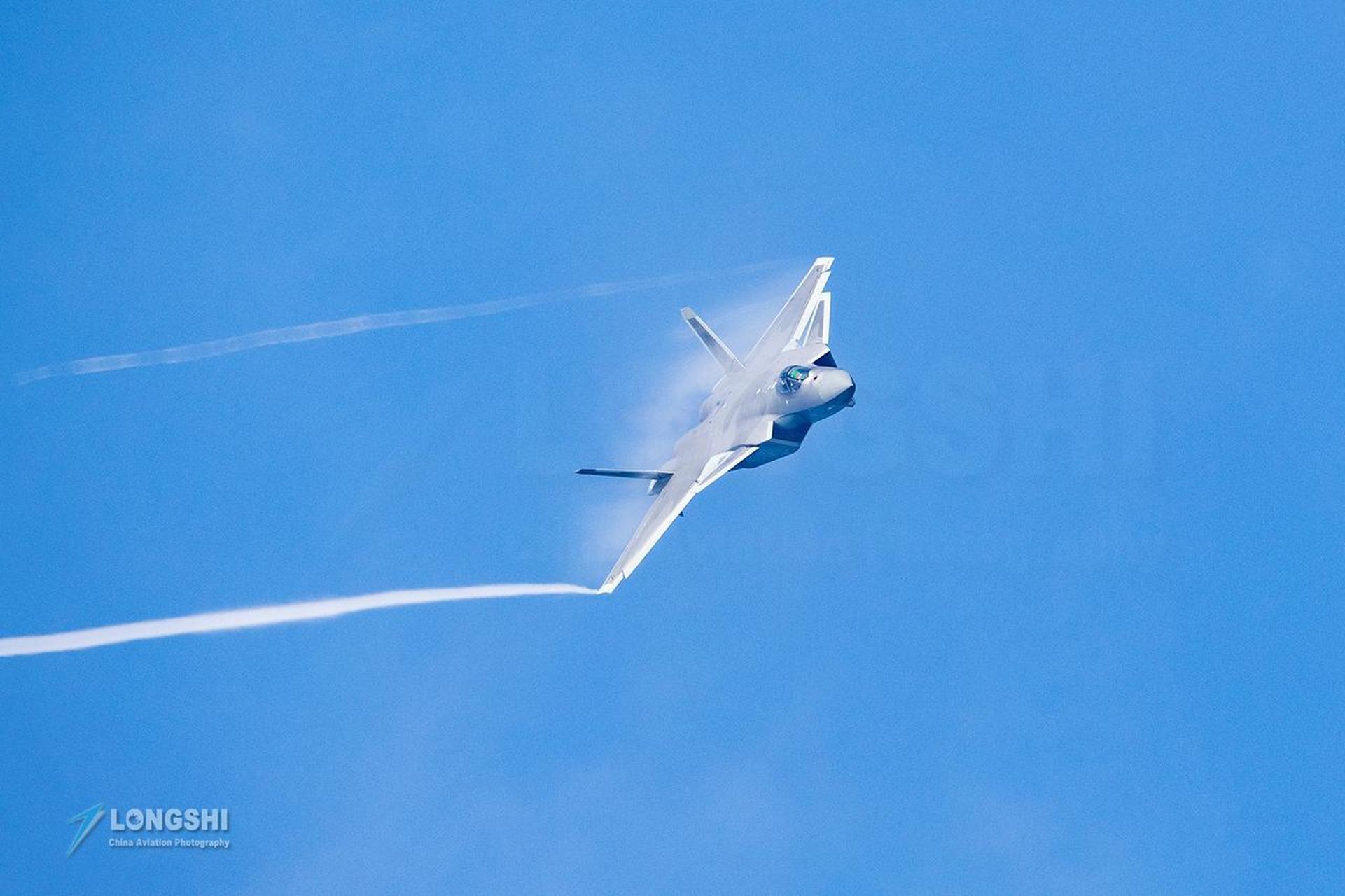 歼-20威龙战斗机具备强大的机动能力,从公开的飞行展示就可以看得出来