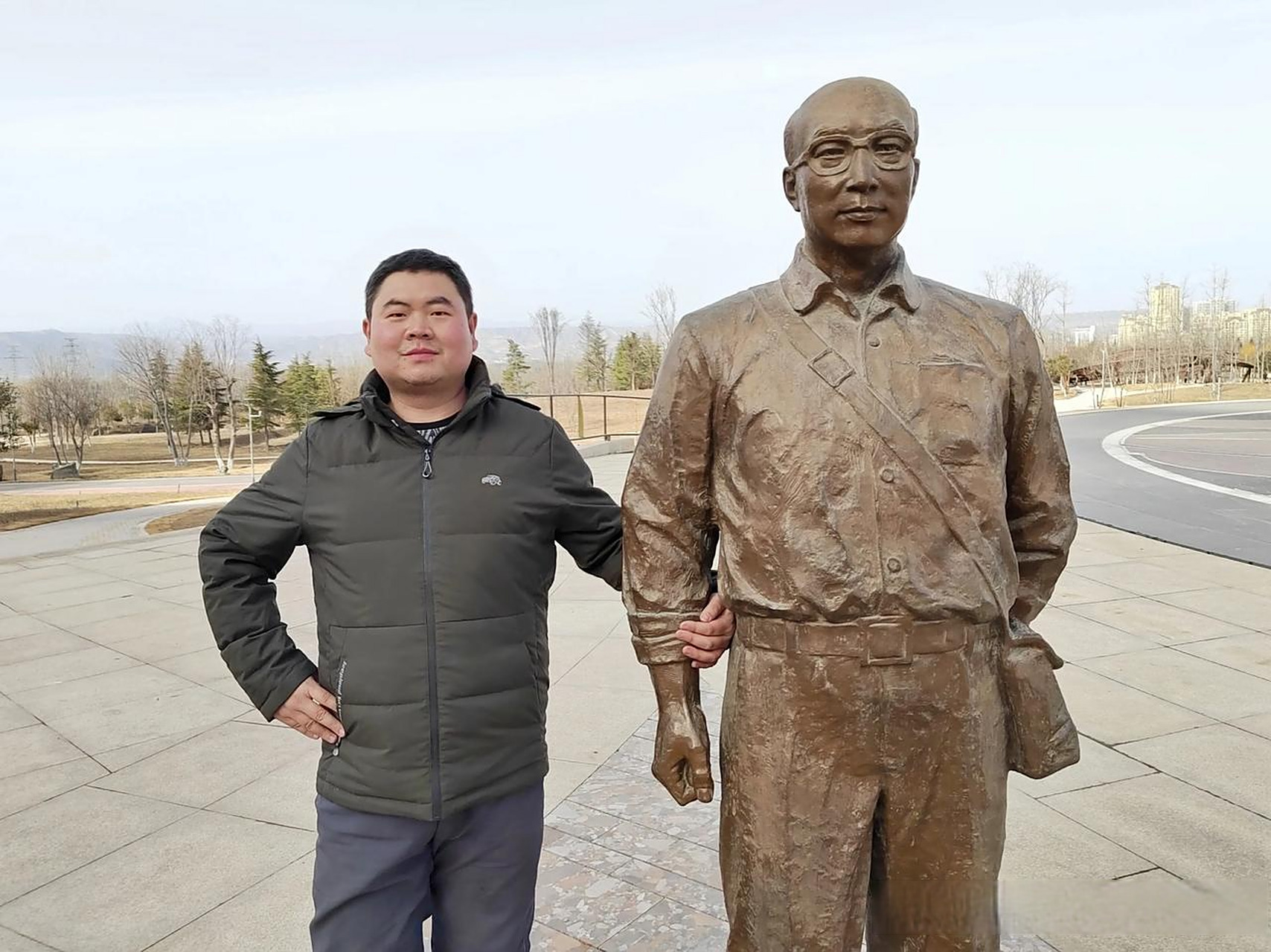 在庙底沟考古遗址公园,跟袁复礼,夏鼐,安志敏先生的雕像合影,他们分别