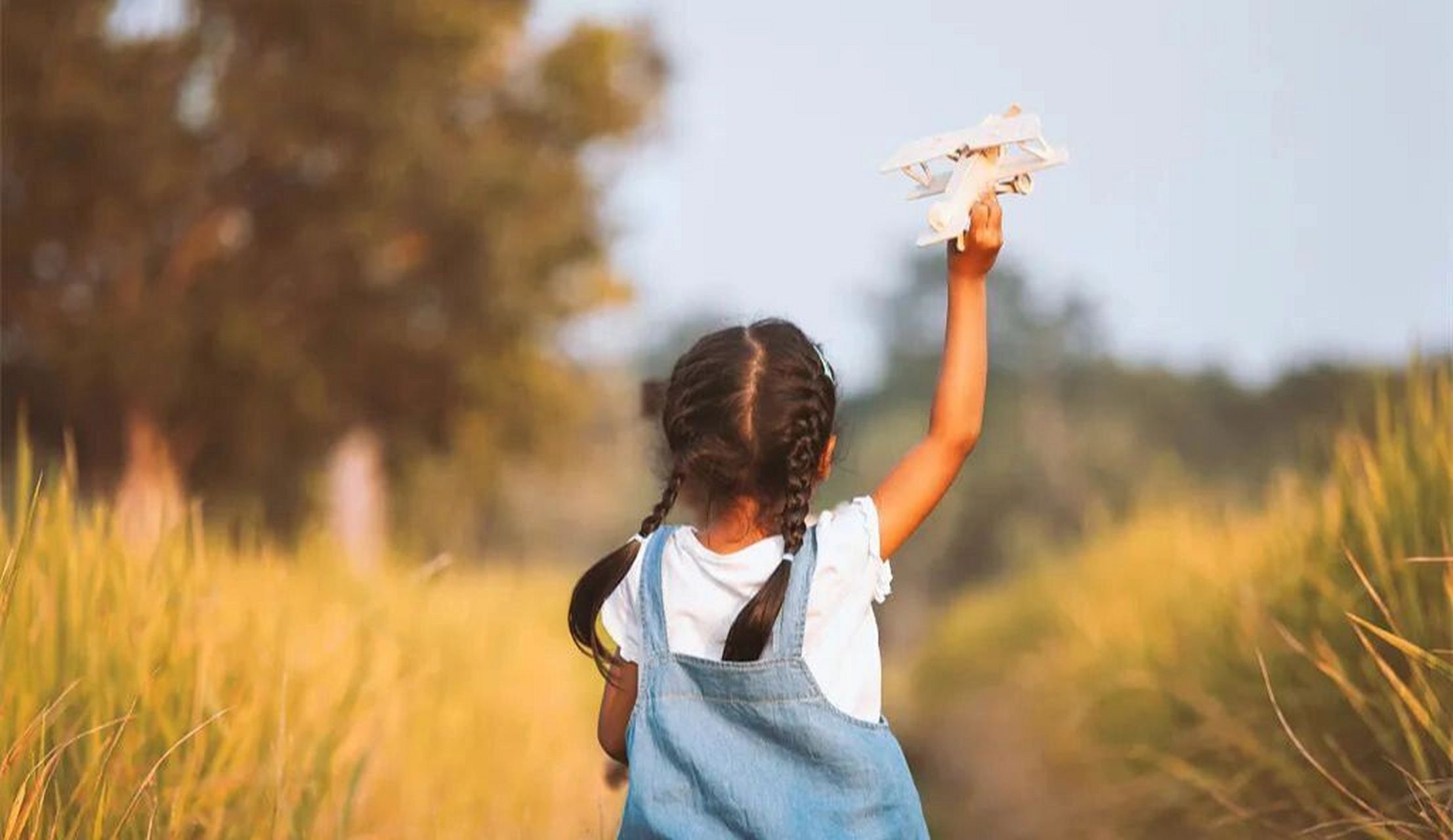 远眺有方法,你做对了吗? 近距离(看书,写作业,画画,弹琴等)用眼半个小