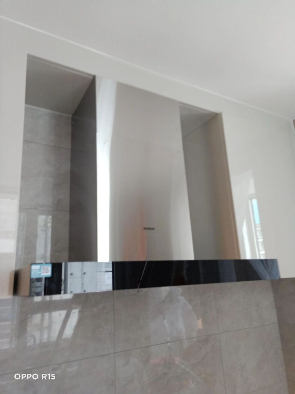 烟机电源插座正确的安装位置 1安装预留在吊顶内,烟管烟管开孔位置上