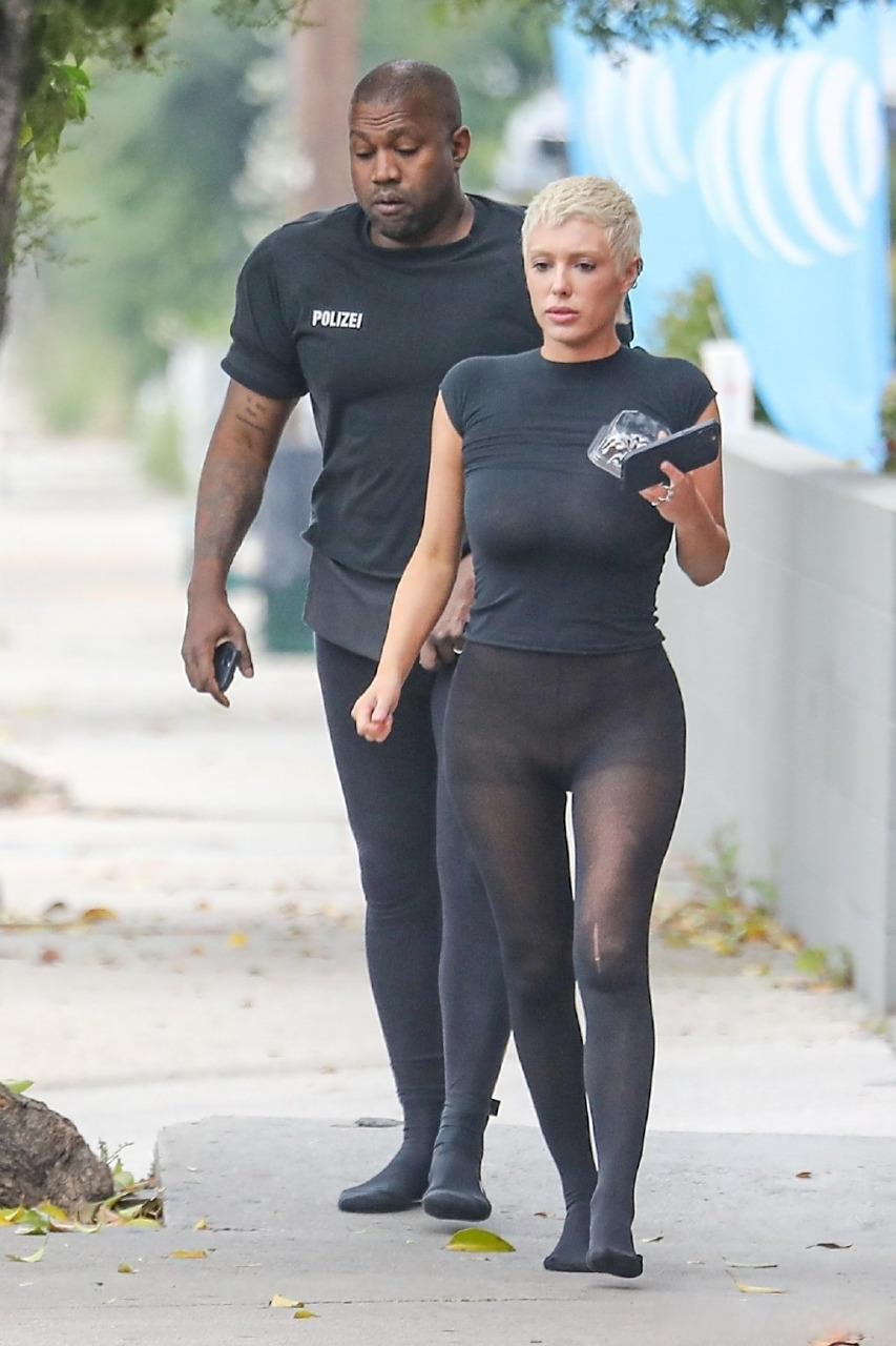 侃爷kanye west和妻子bianca censori出街![心]
