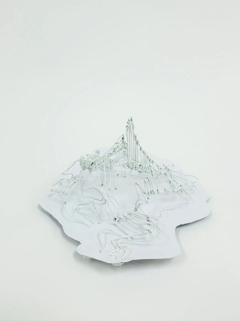 立体构成作业分享:雪山9015 这个作业是一座白色铁丝制作的雪山