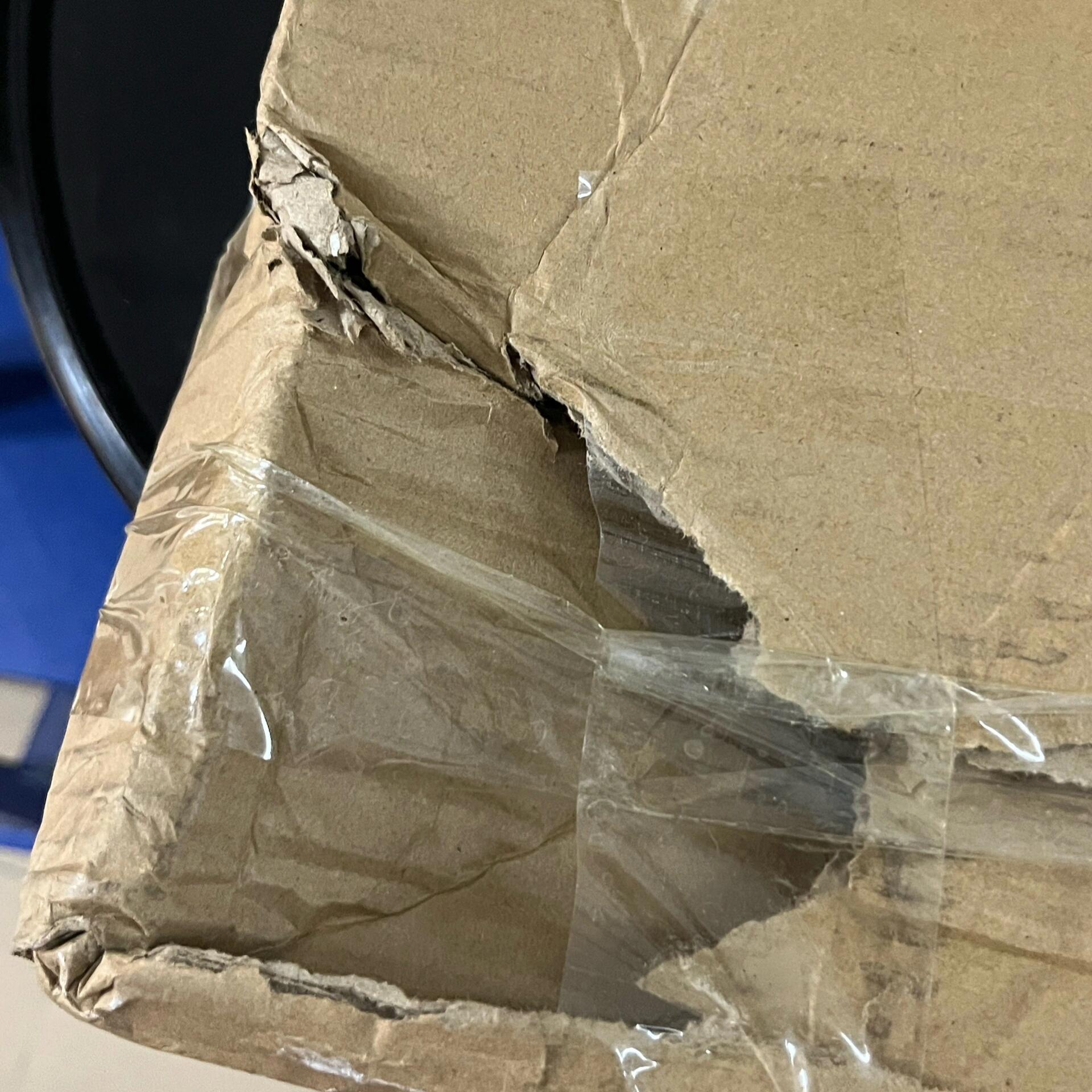 收到外包裝破损的猫粮快递