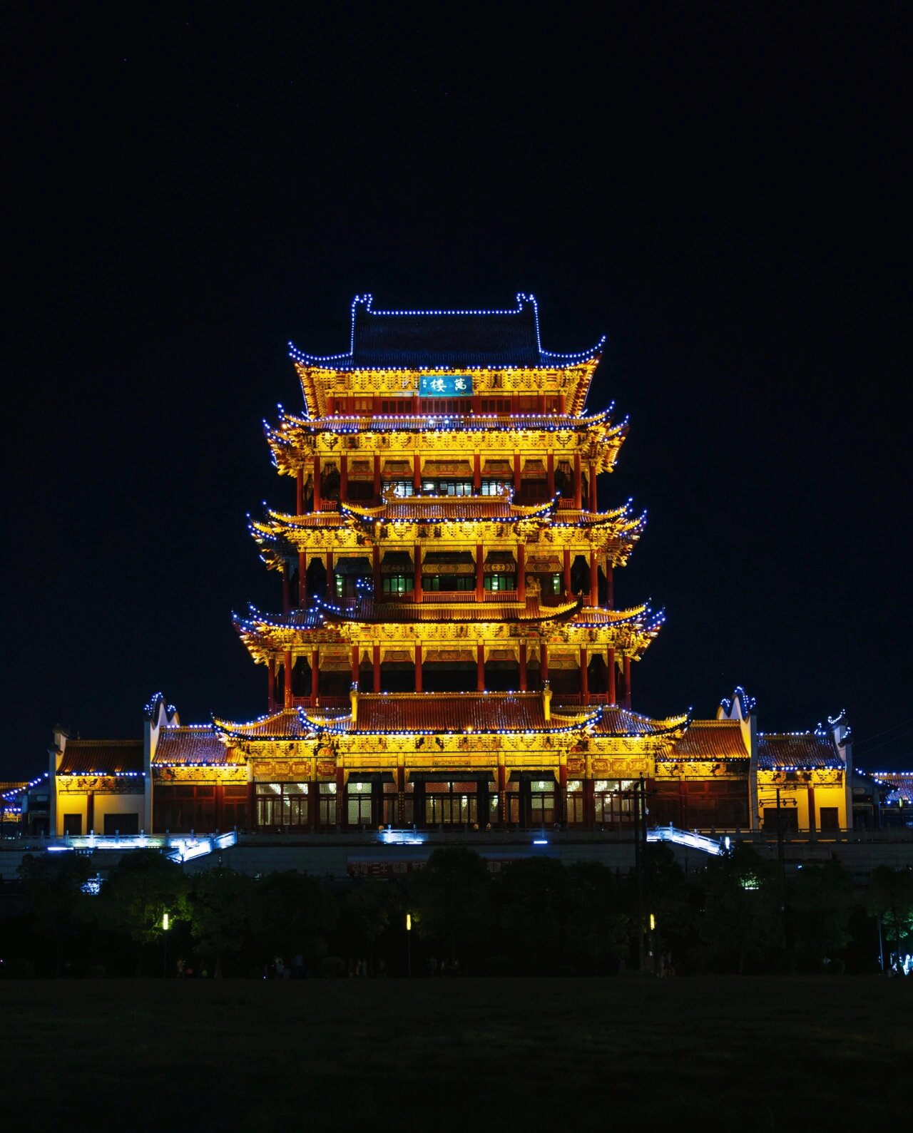 湘潭万楼夜景 公众号推万楼有无人机灯光秀,吸引无数人来观看,造成