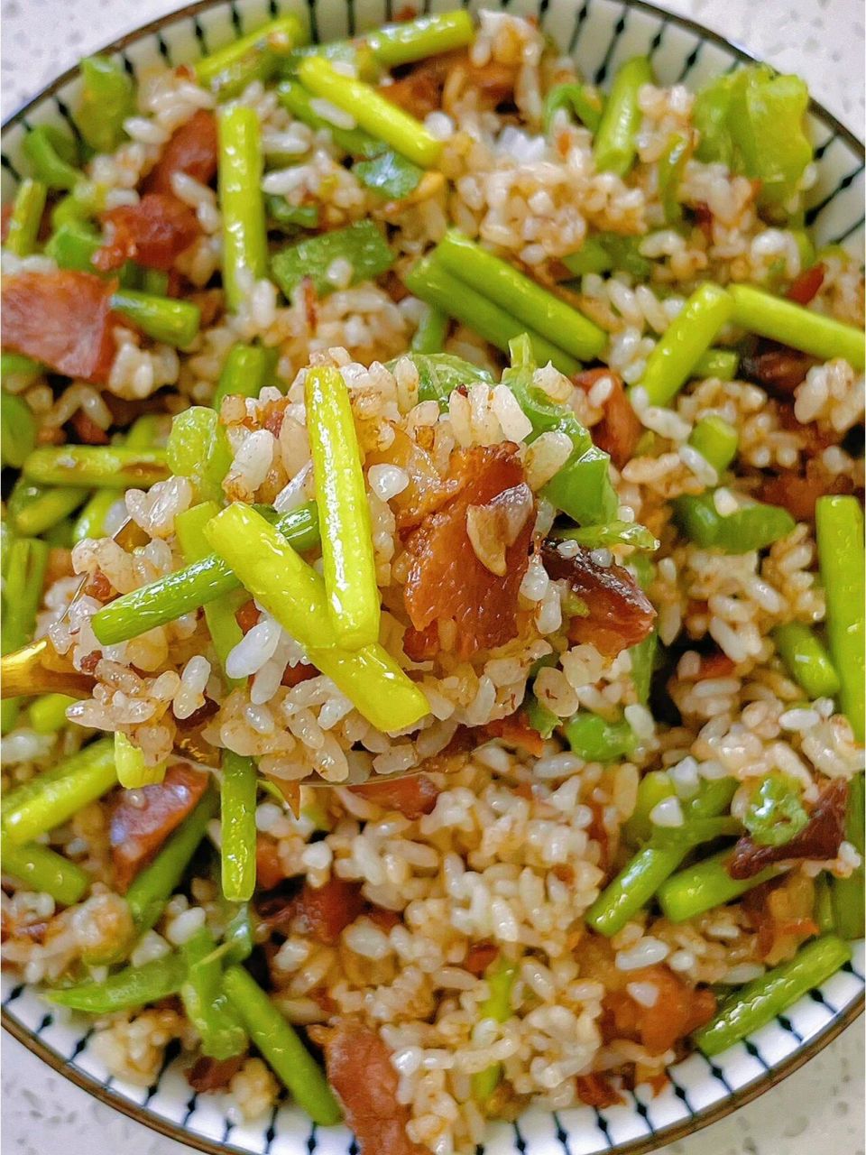 咸香入味的蒜苔腊肉炒饭来啦～ 91做法: 16615准备熟米饭 266