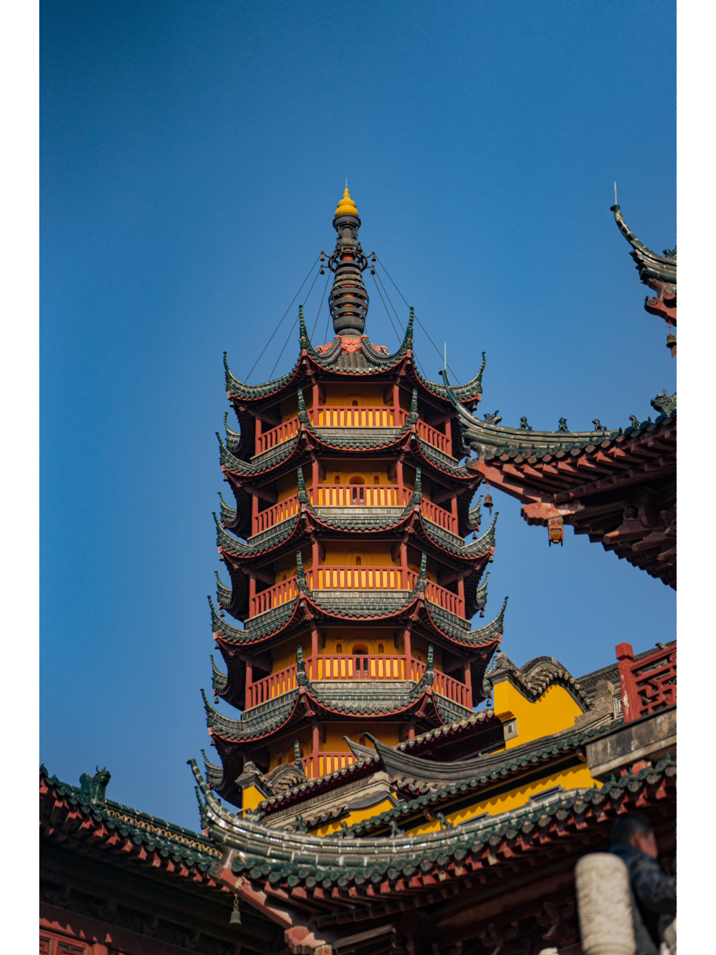 这里是白娘子水漫金山寺 金山公园是国家aaaaa级旅游景区.