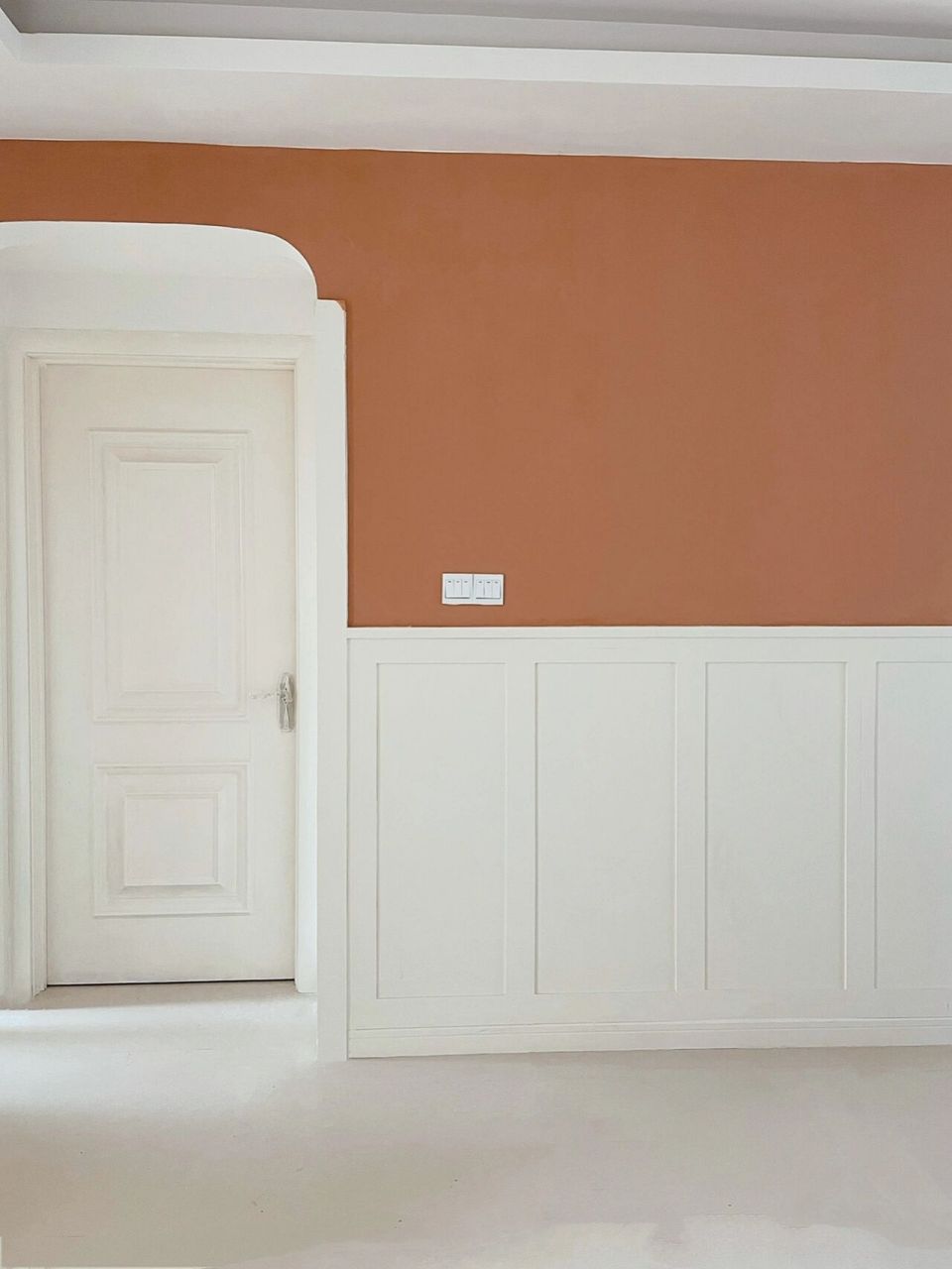 自做护墙板墙裙 我家客厅比较暗 主要想用白色漆提亮一点 .