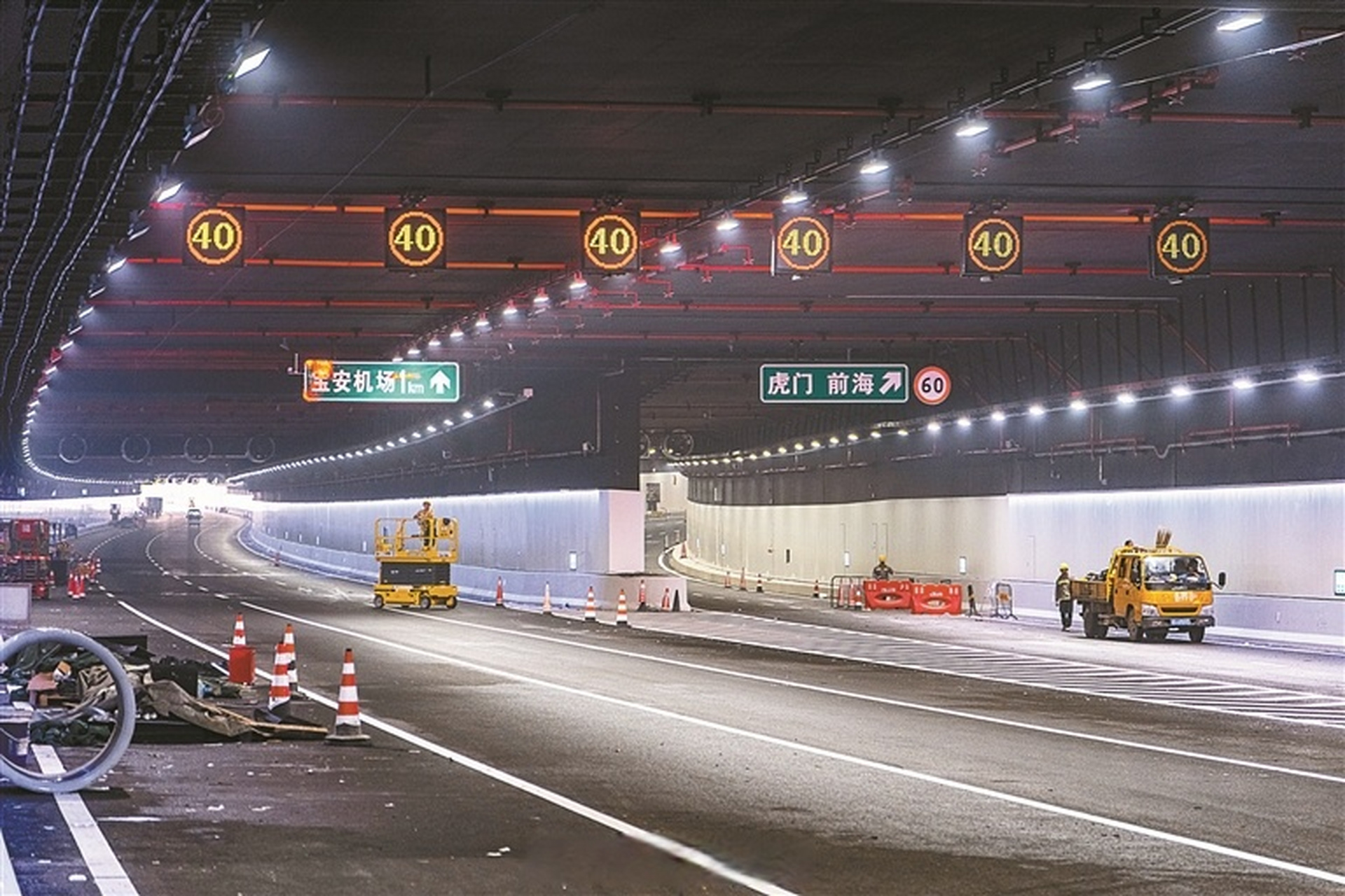 深晚记者从深圳机场码头出发,踏上深中通道,一路经过海底隧道,西人工
