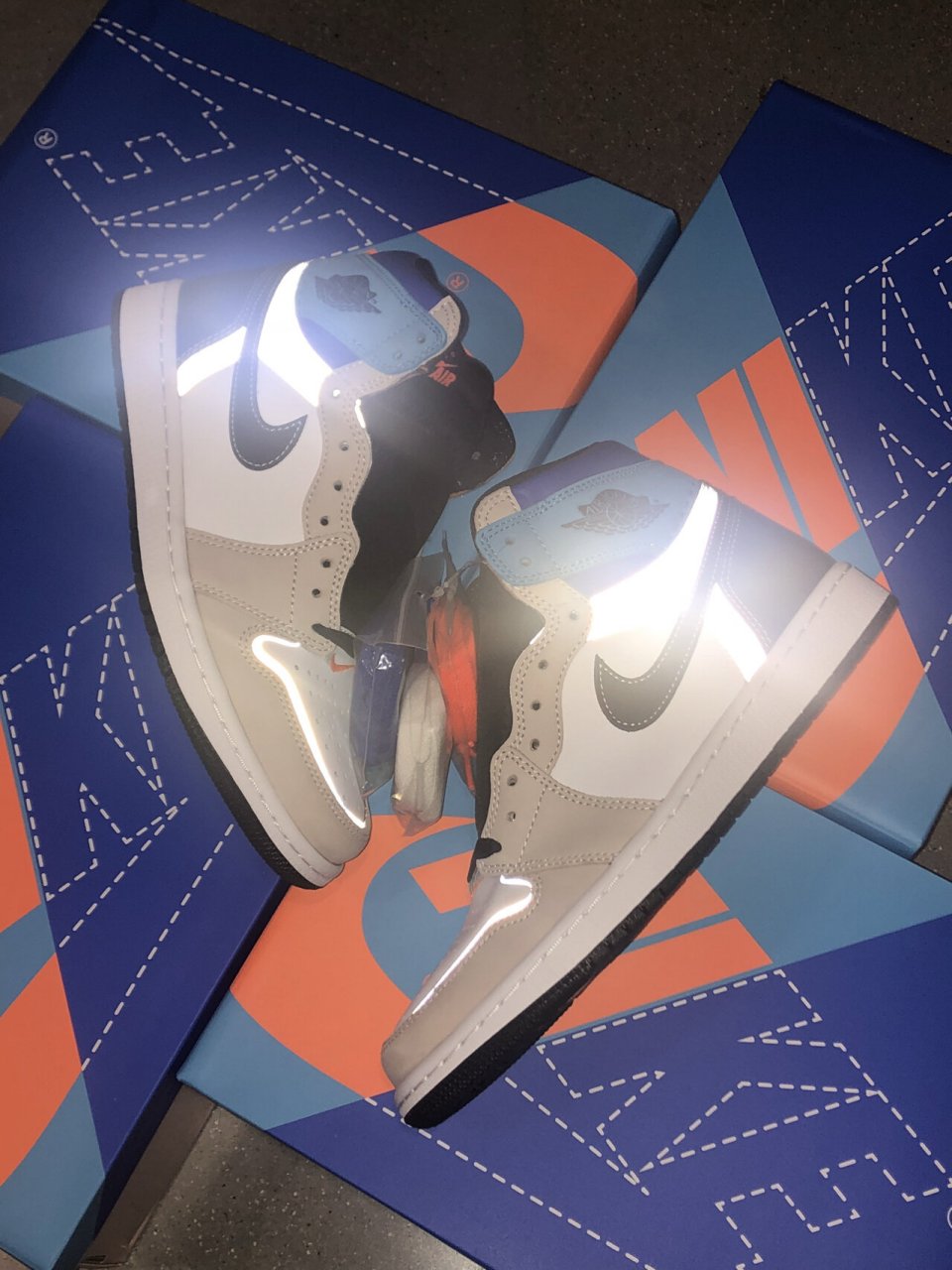 aj1裁剪,你没见过的全新玩法 这次aj1彩色拼接,官方给出了新玩法,可以