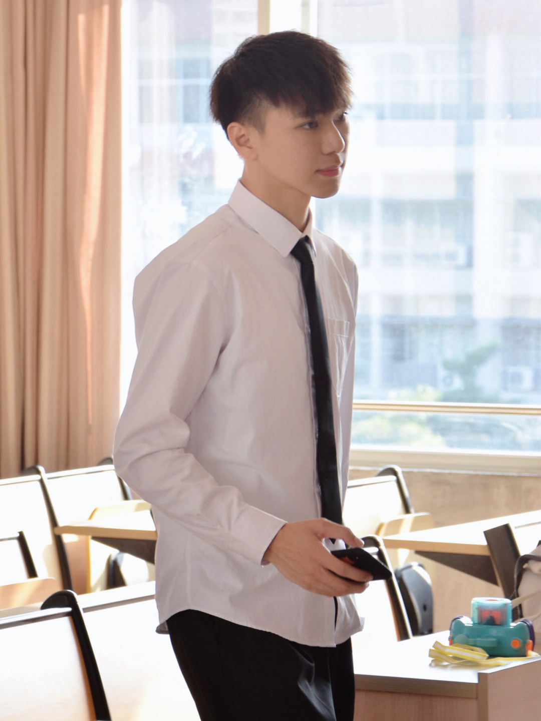 男生真的很苦恼,在家辛辛苦苦做好穿搭,出门就开始冒汗,一身汗味让再