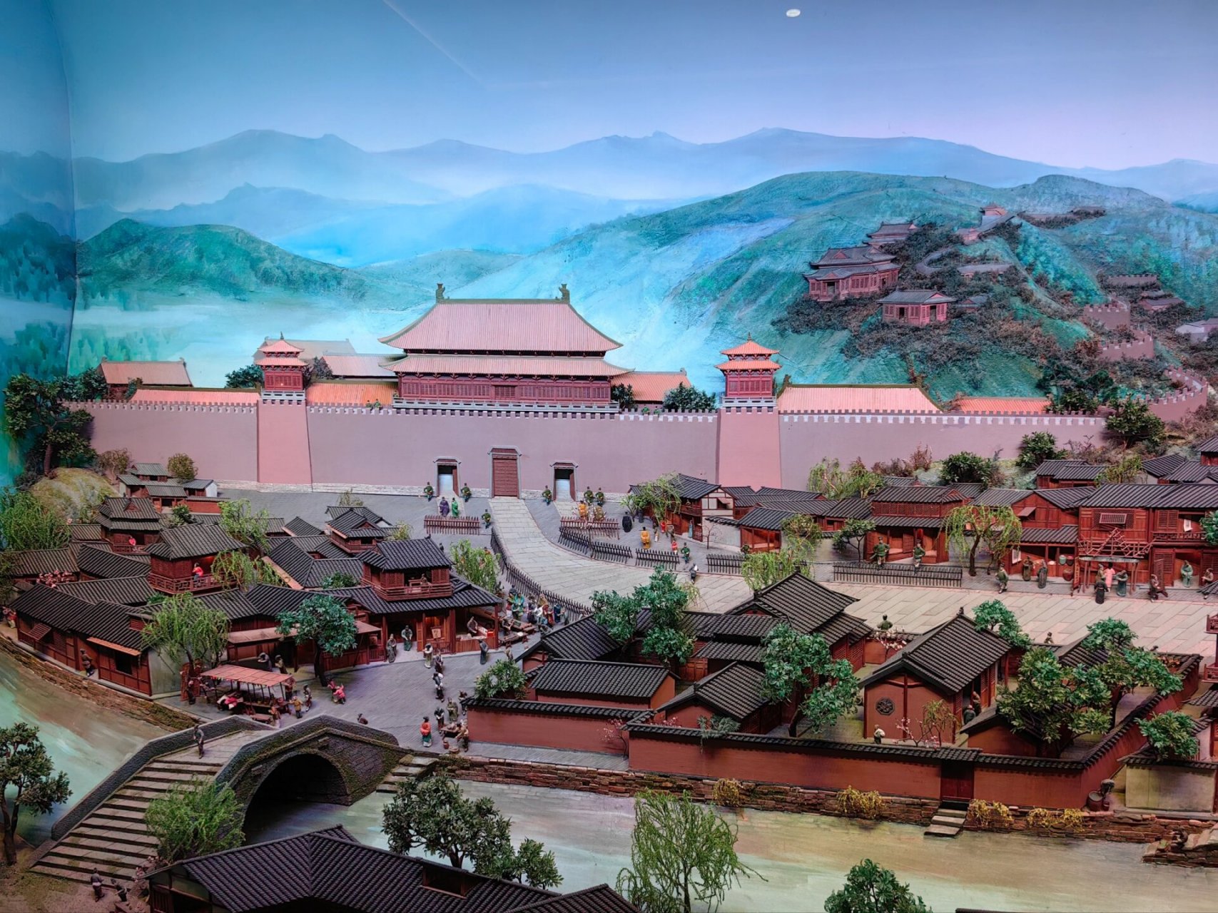 南宋临安城 南宋都城临安延续了汴京的繁荣,鼎盛时期人口达120万,是