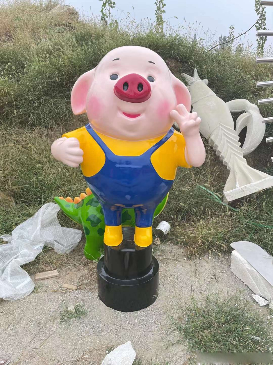 玻璃钢雕塑# #卡通猪雕塑# 卡通猪 #卡通玻璃钢雕塑# 卡通猪雕塑用它