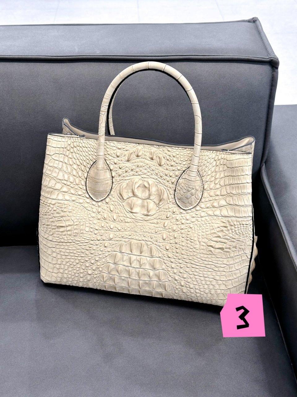 喜马拉雅白鳄鱼皮包 喜马拉雅鳄鱼皮这个名字是来源于它的颜色