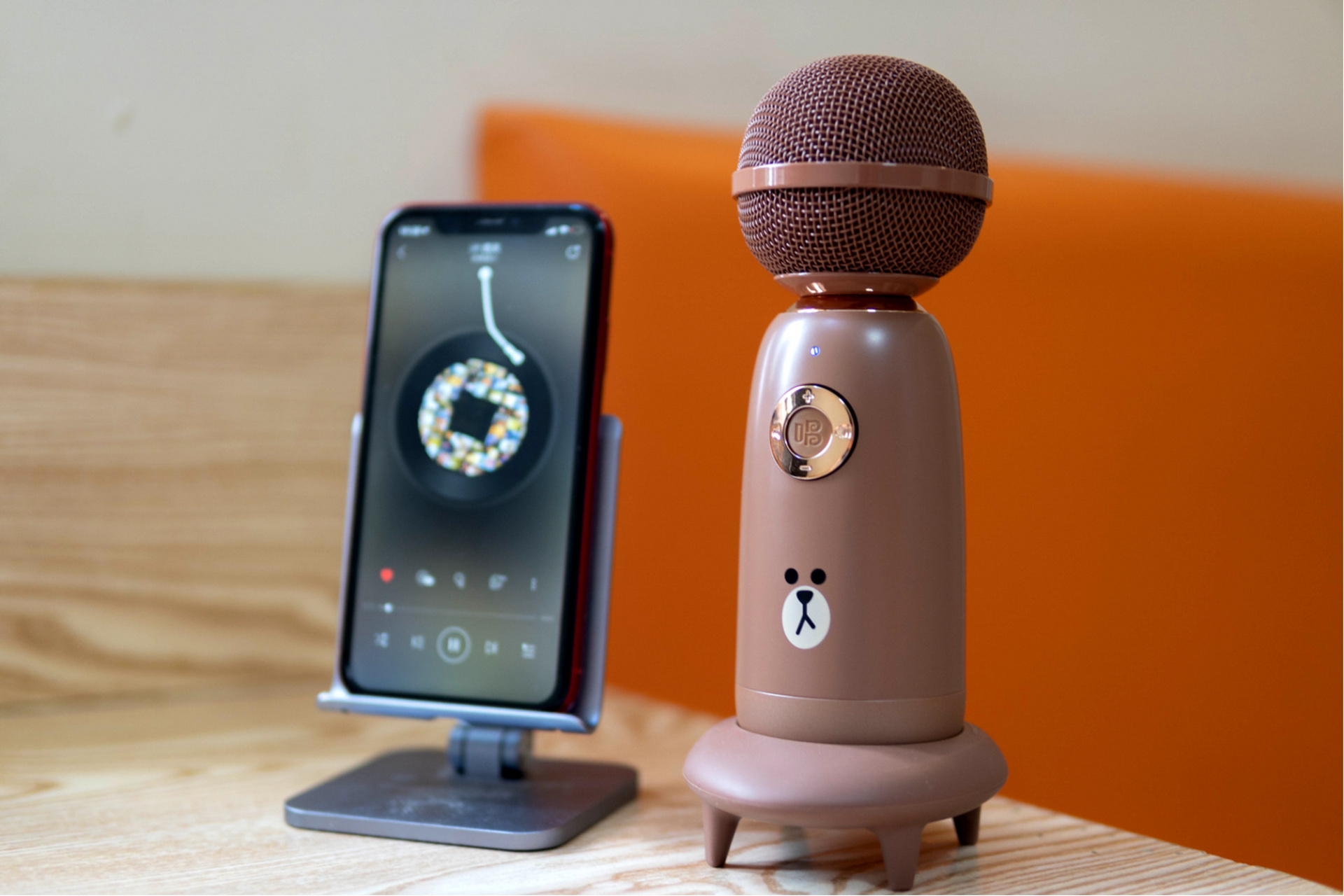 唱吧精灵麦克风q3的颜值非常非常的q萌,一共有三种版本,分别是布朗熊