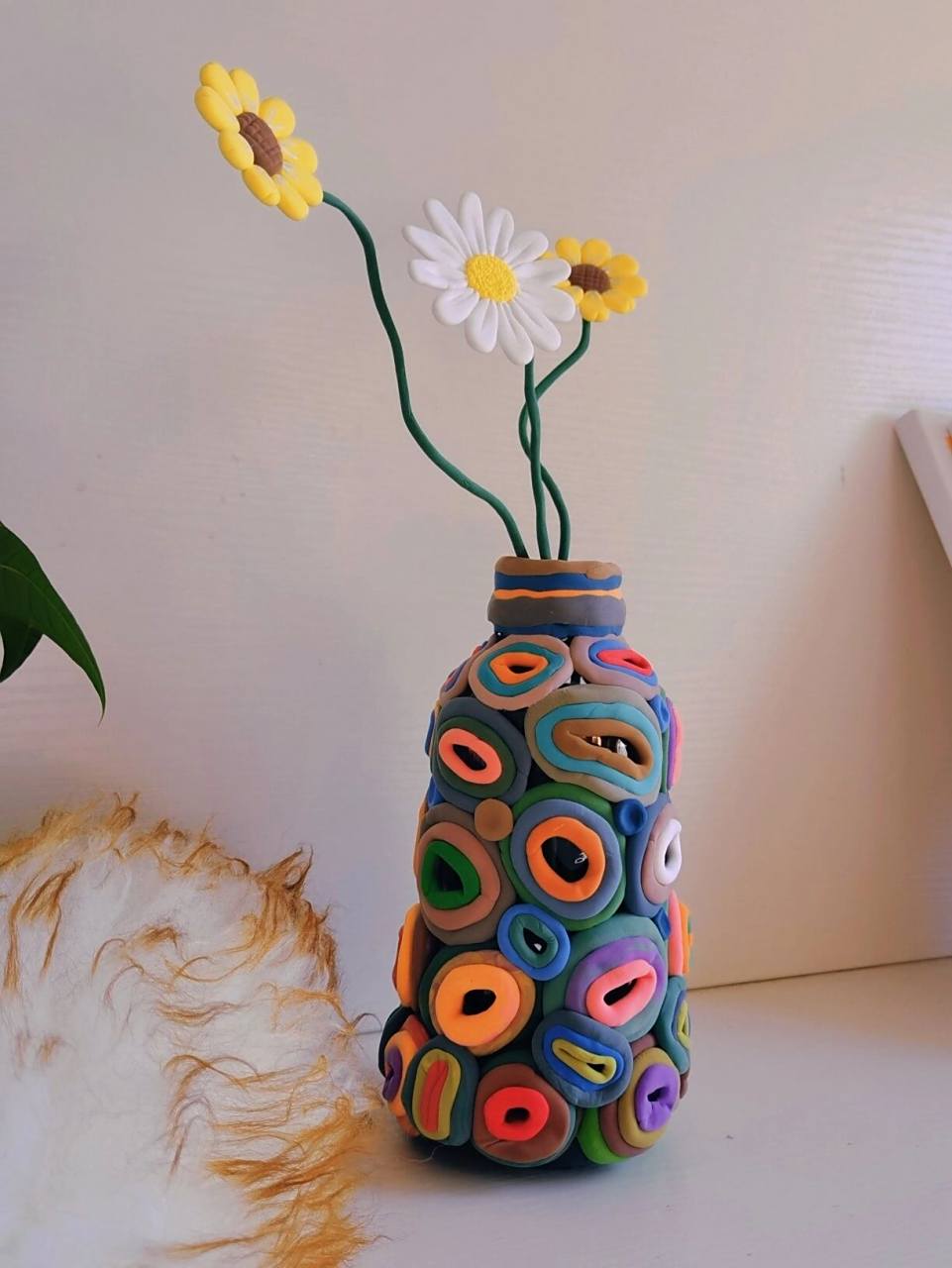 粘土手工|改造花瓶 家里喝完的饮料瓶 用粘土搓点圈圈 随意的粘在瓶子