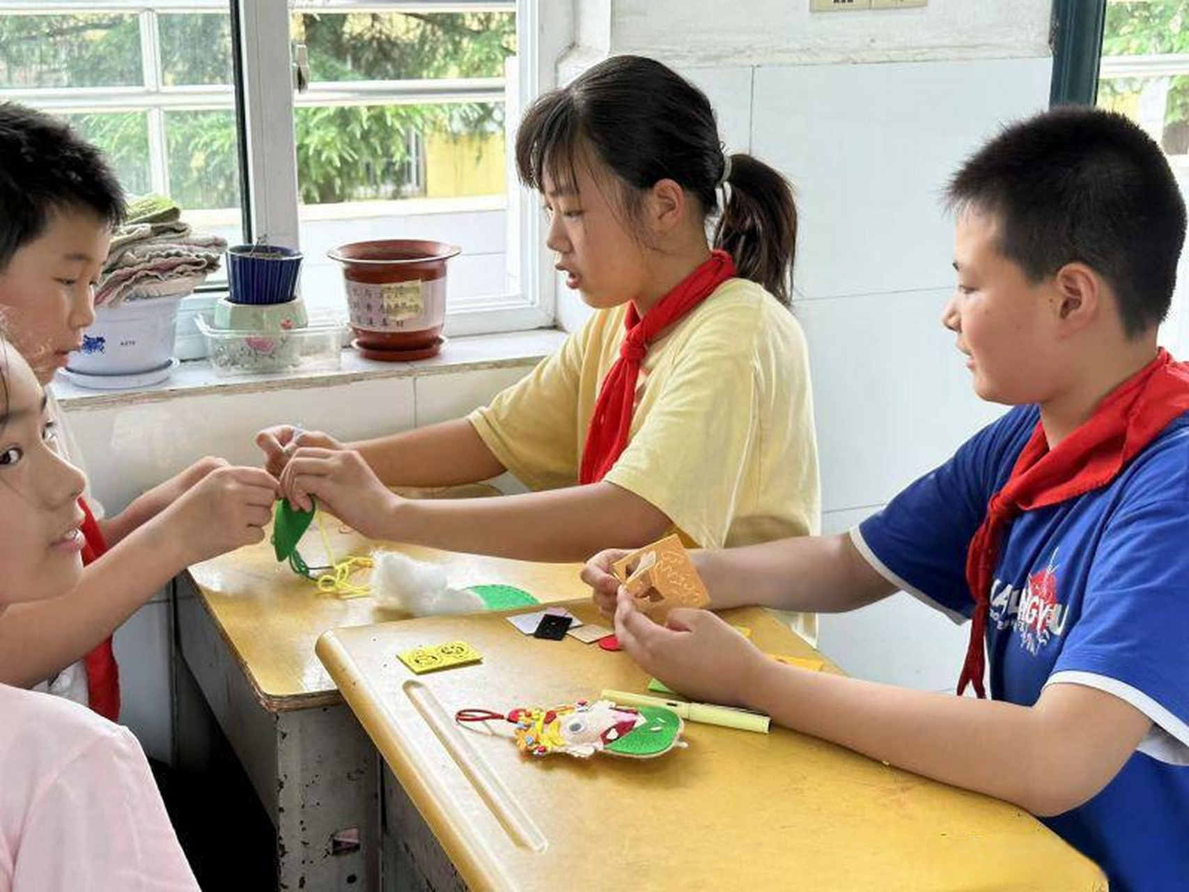 【江都锦西小学:浓情端午 巧手做香囊】6月21日下午,江都锦西小学开展