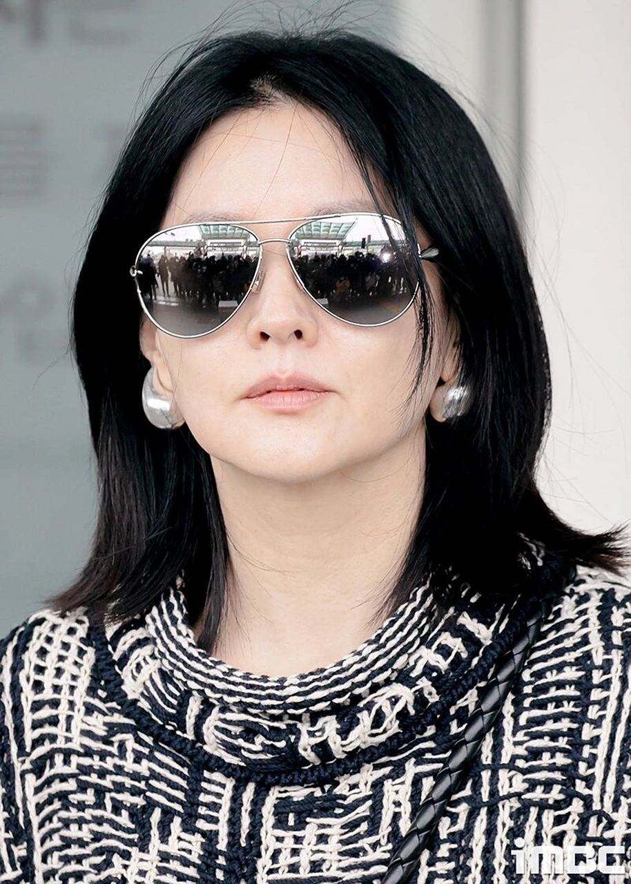 李英爱今日机场街拍,53岁这状态真不错