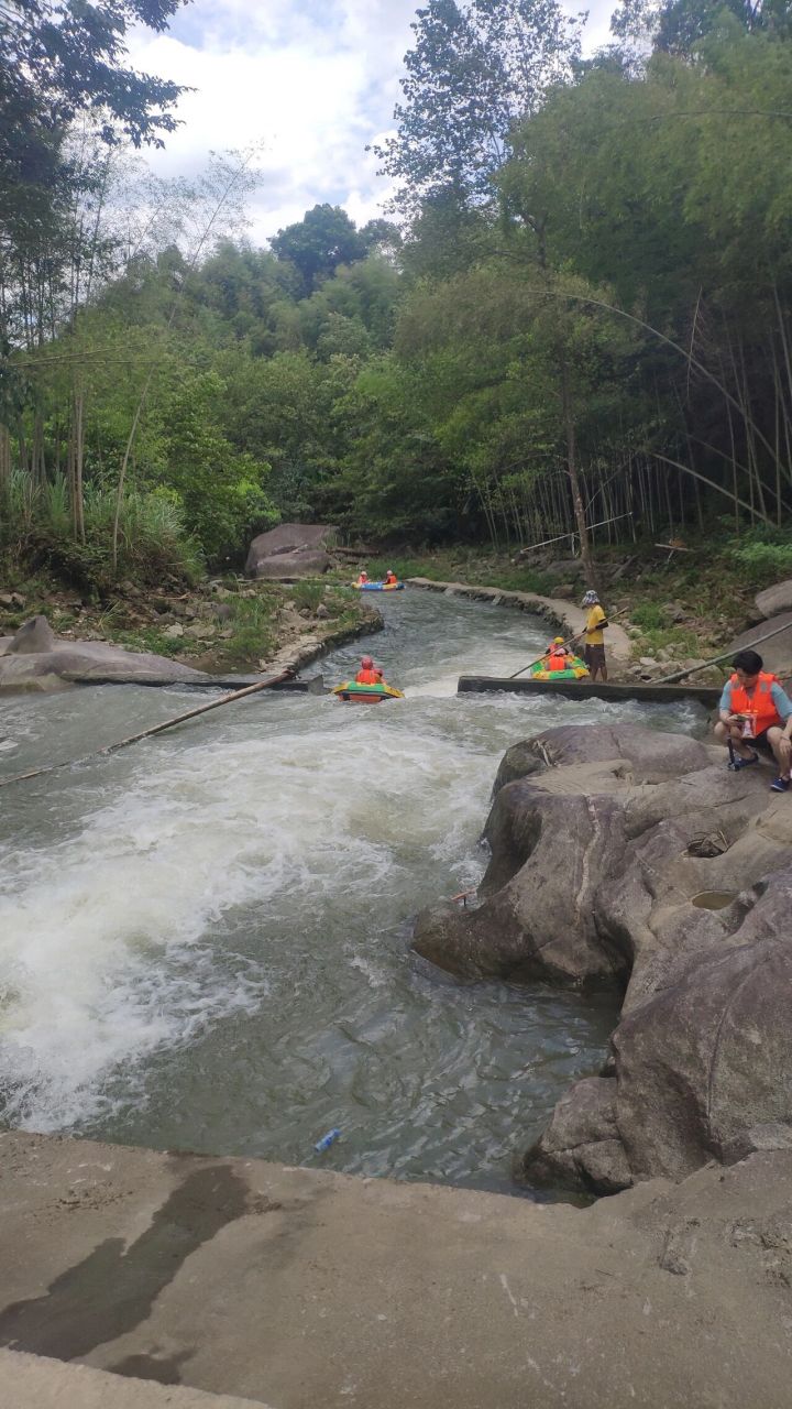 夏天漂流yyds 夏天漂流yyds 仰天峡漂流 奉新仰天峡漂流位于江西省