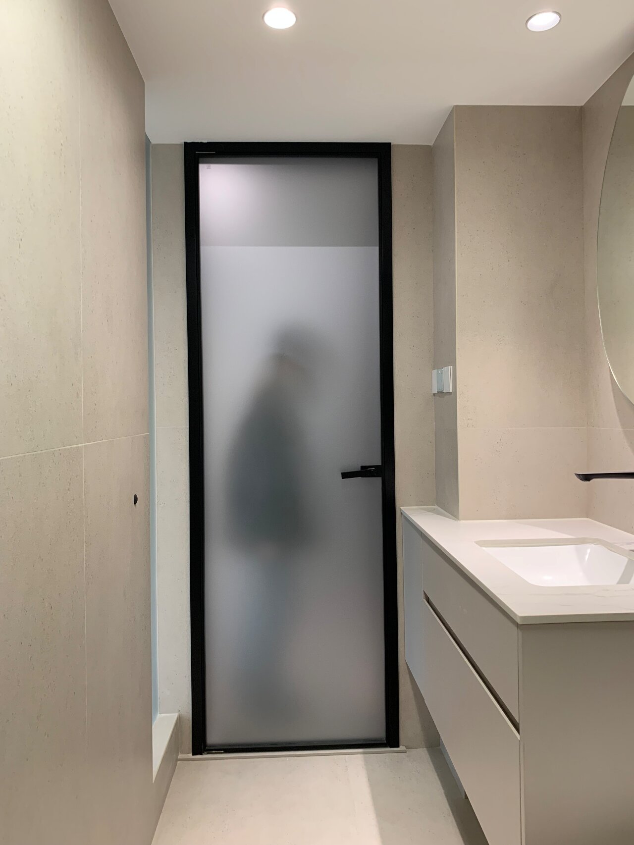 坐标:中洲锦城湖岸 尺寸:2250*780mm 集美们,超白双面油砂玻璃特点是