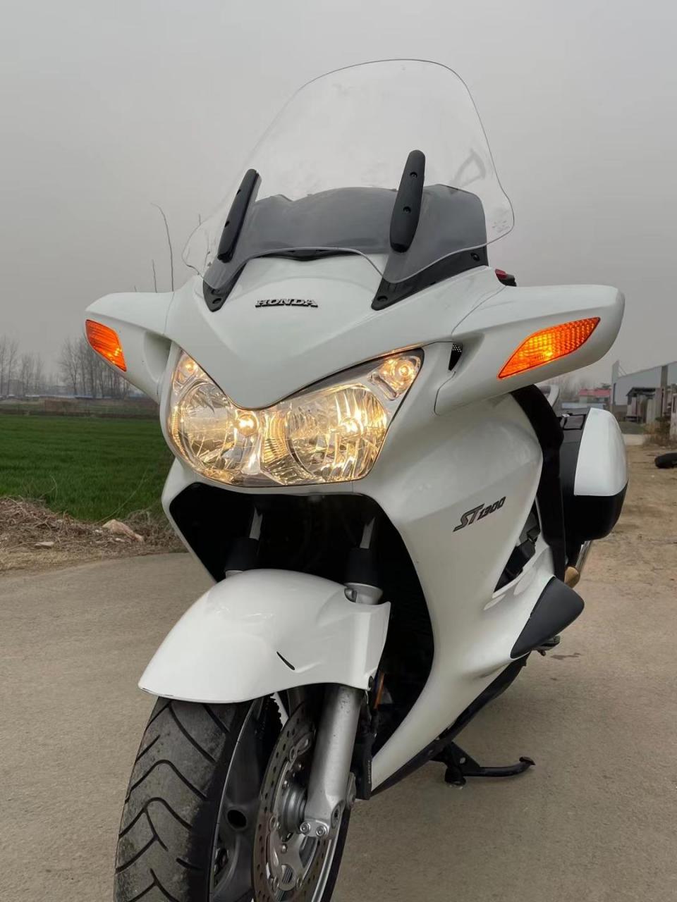 极品本田小金翼st1300搭载电喷水冷四缸1300引擎 电动风挡升降 可调节