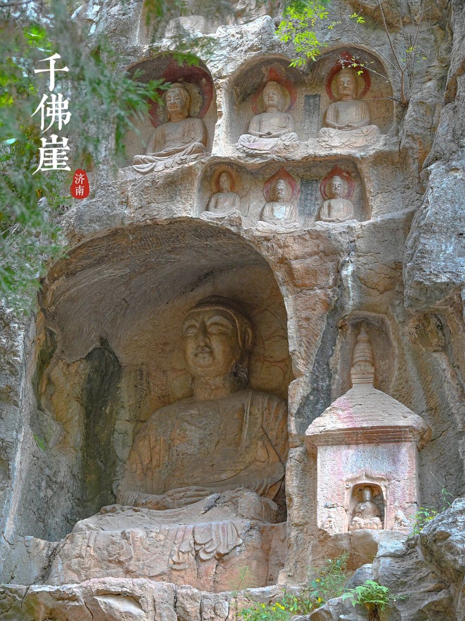 千佛山虽然也有些石窟造像,但却算不上国保的资质,反倒是市郊的千佛崖