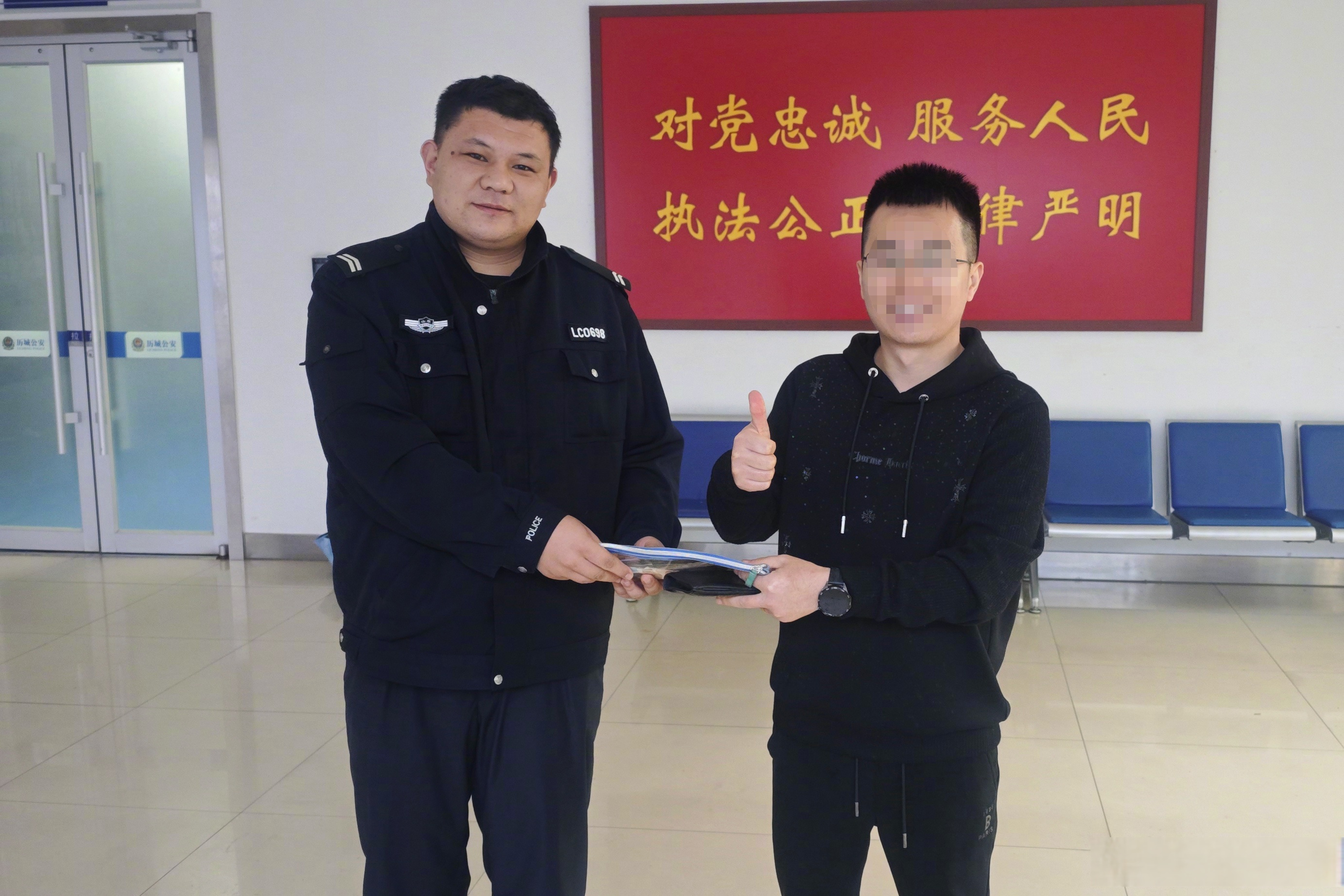 【外地游客粗心大意弄丢钱包,蜀黍迅速帮其找回】济南公安 在您身边