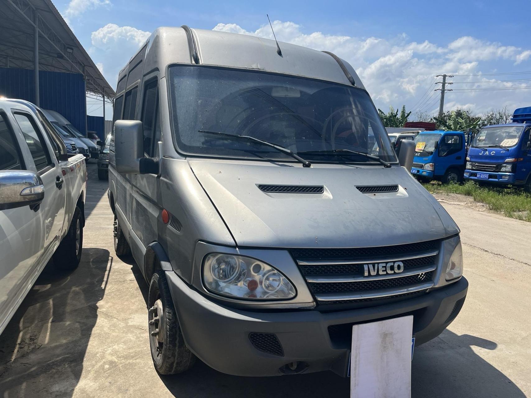 原版依维柯六座小型客车2.5t柴油.2012.