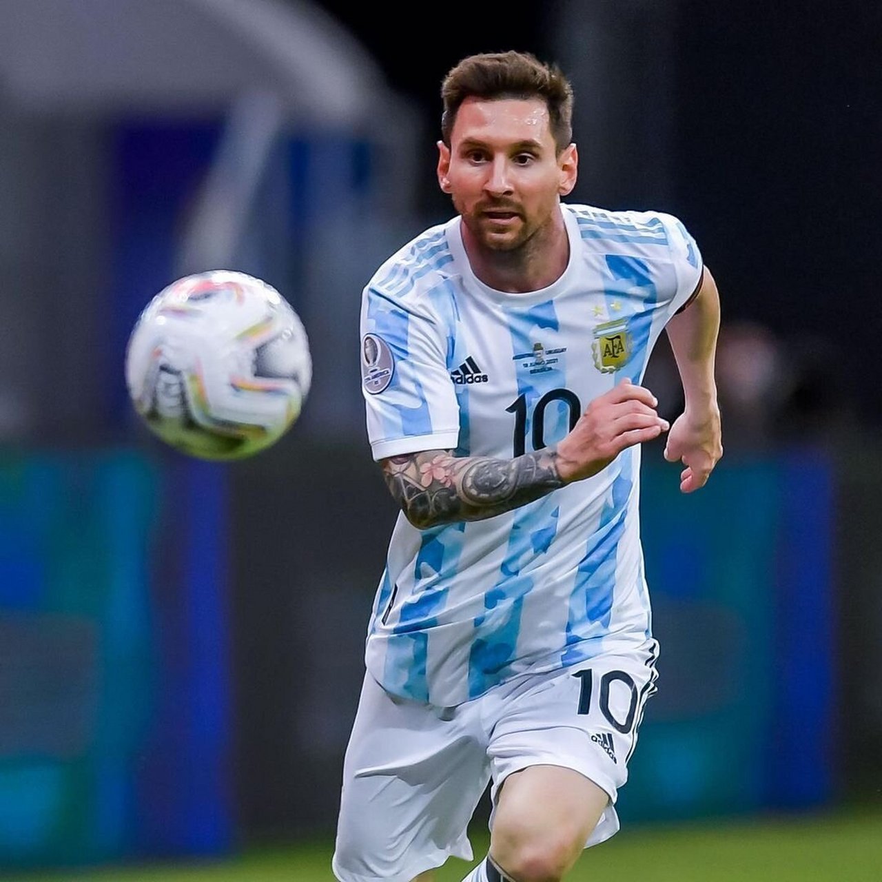 在两场美洲杯比赛中,梅西有一个进球,一次助攻和两个比赛最佳球员的