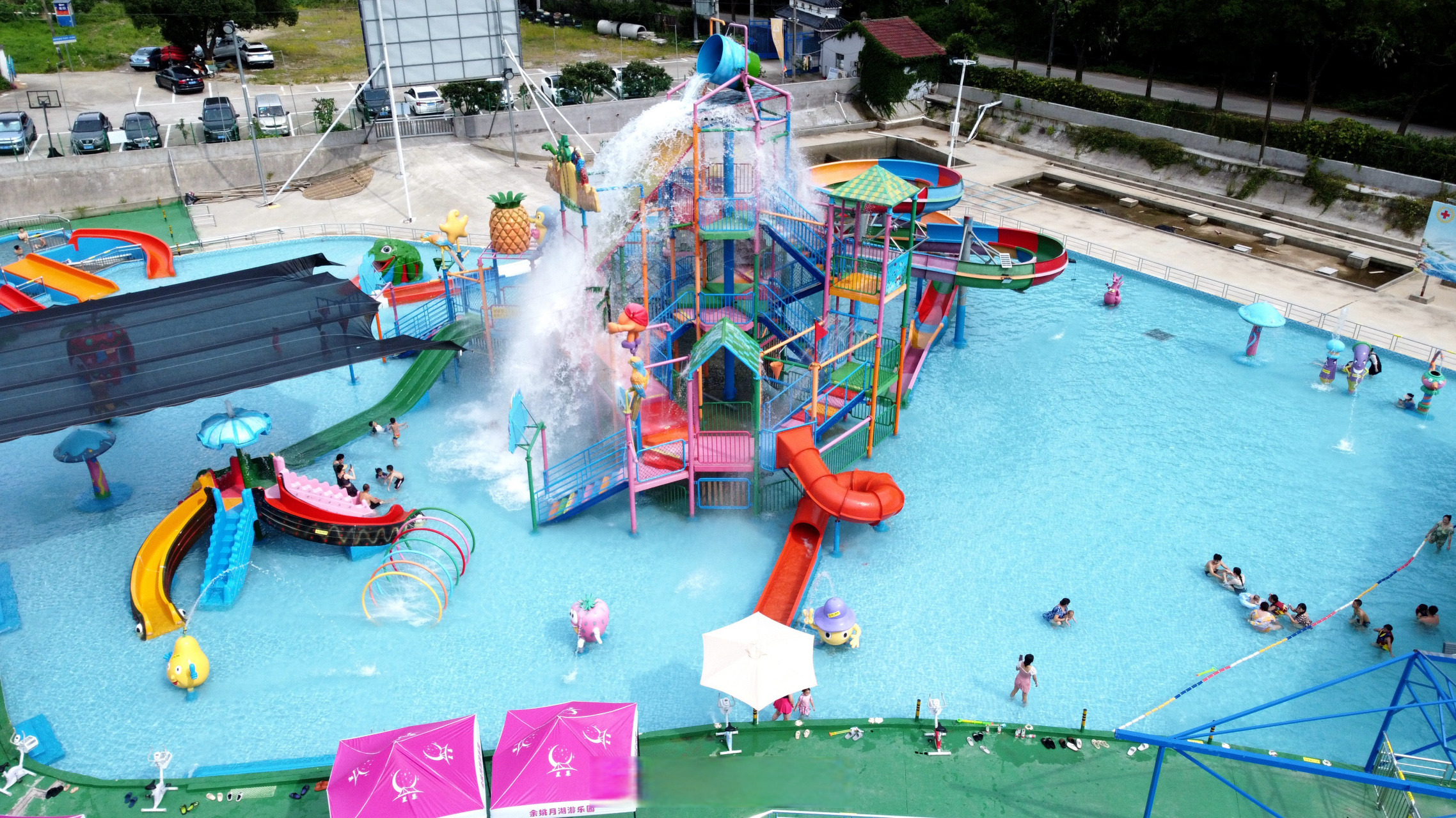7月3日,在宁波余姚市凤山街道月湖水上乐园,酷热难耐的市民来到这里