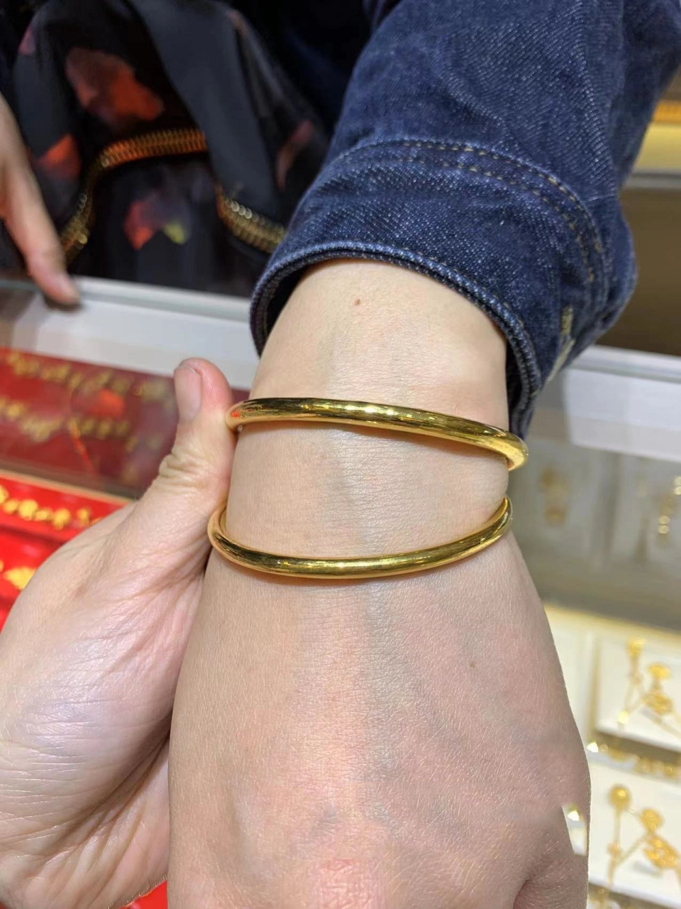 超级明显 这位小姐姐拿来了近100克黄金 打两只光面手镯 一只60克左右