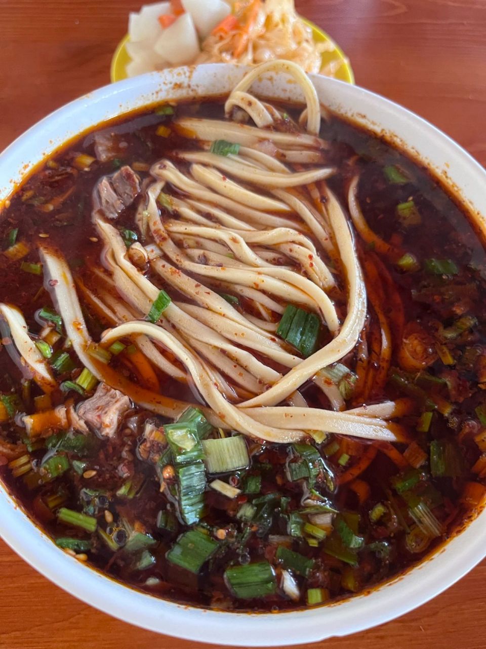 原来兰州拉面真的有三棱子! 兰州拉面,本地人称牛肉面.