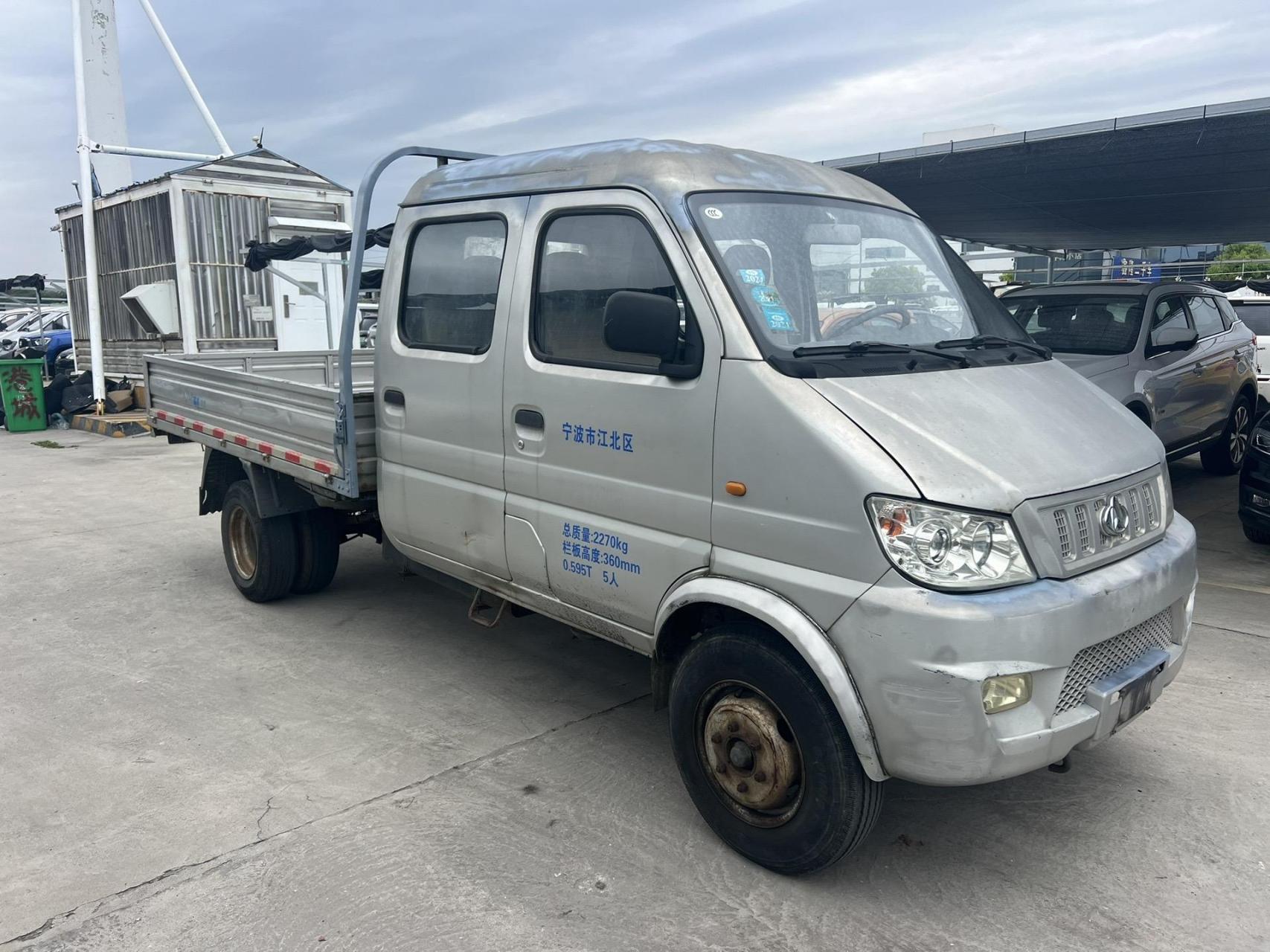 新到15年上牌长安小货车,双排,后双轮,斗长2.7米,价格只要1万多