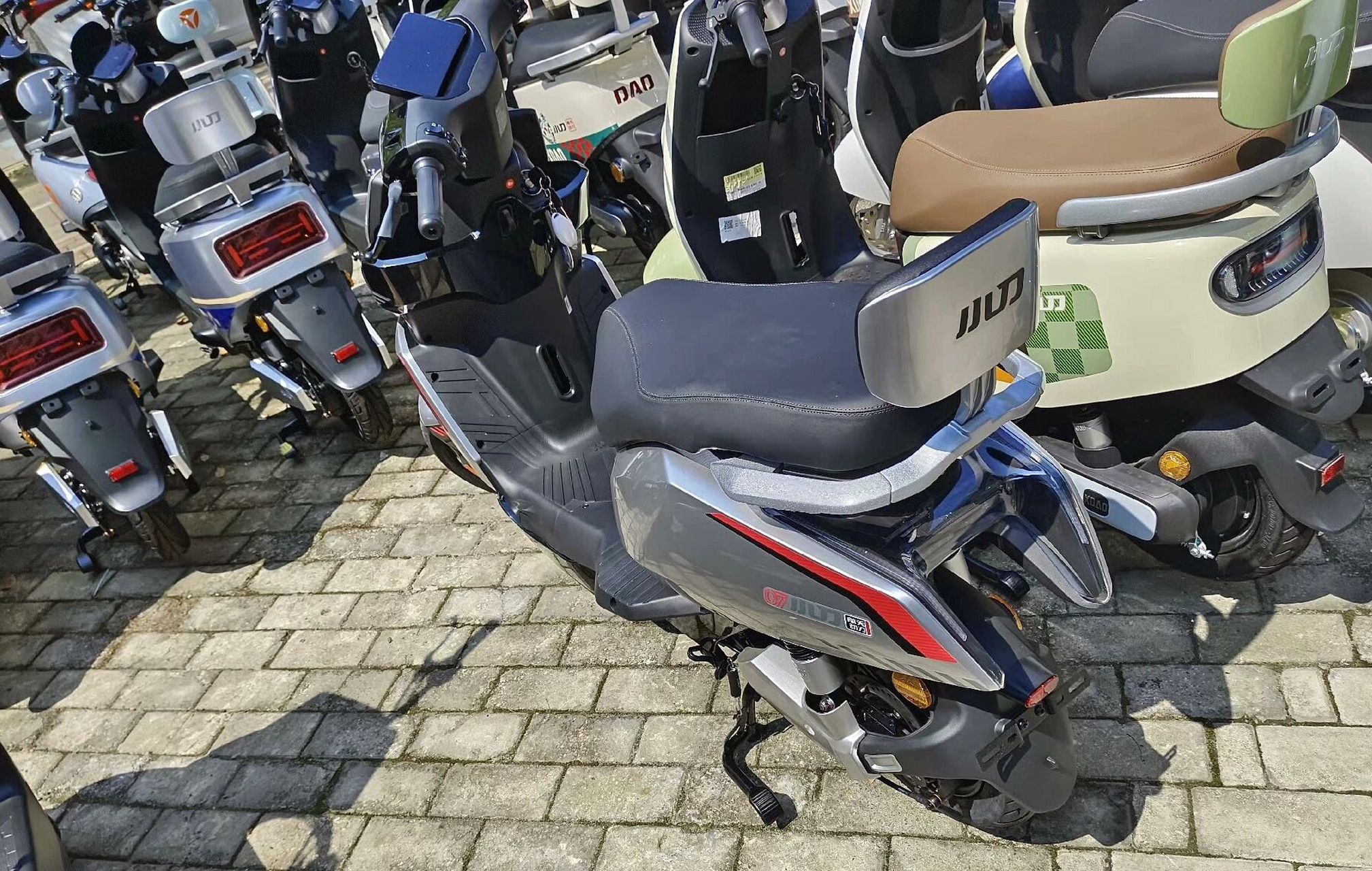 小刀新款电动车 有点像极核?