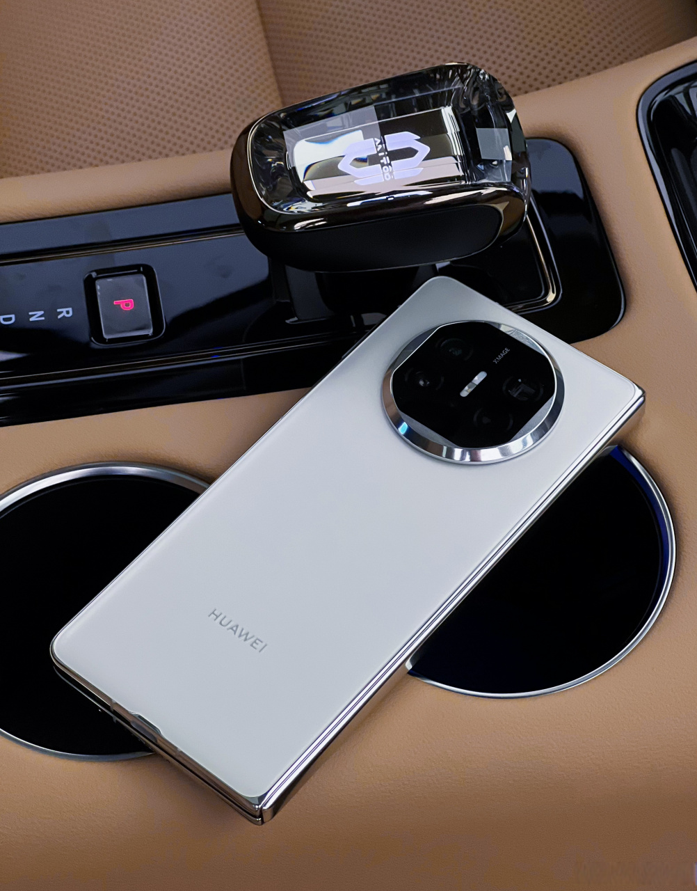 华为matex5全面开售 作为华为5g回归后的首款旗舰折叠屏手机,华为mate