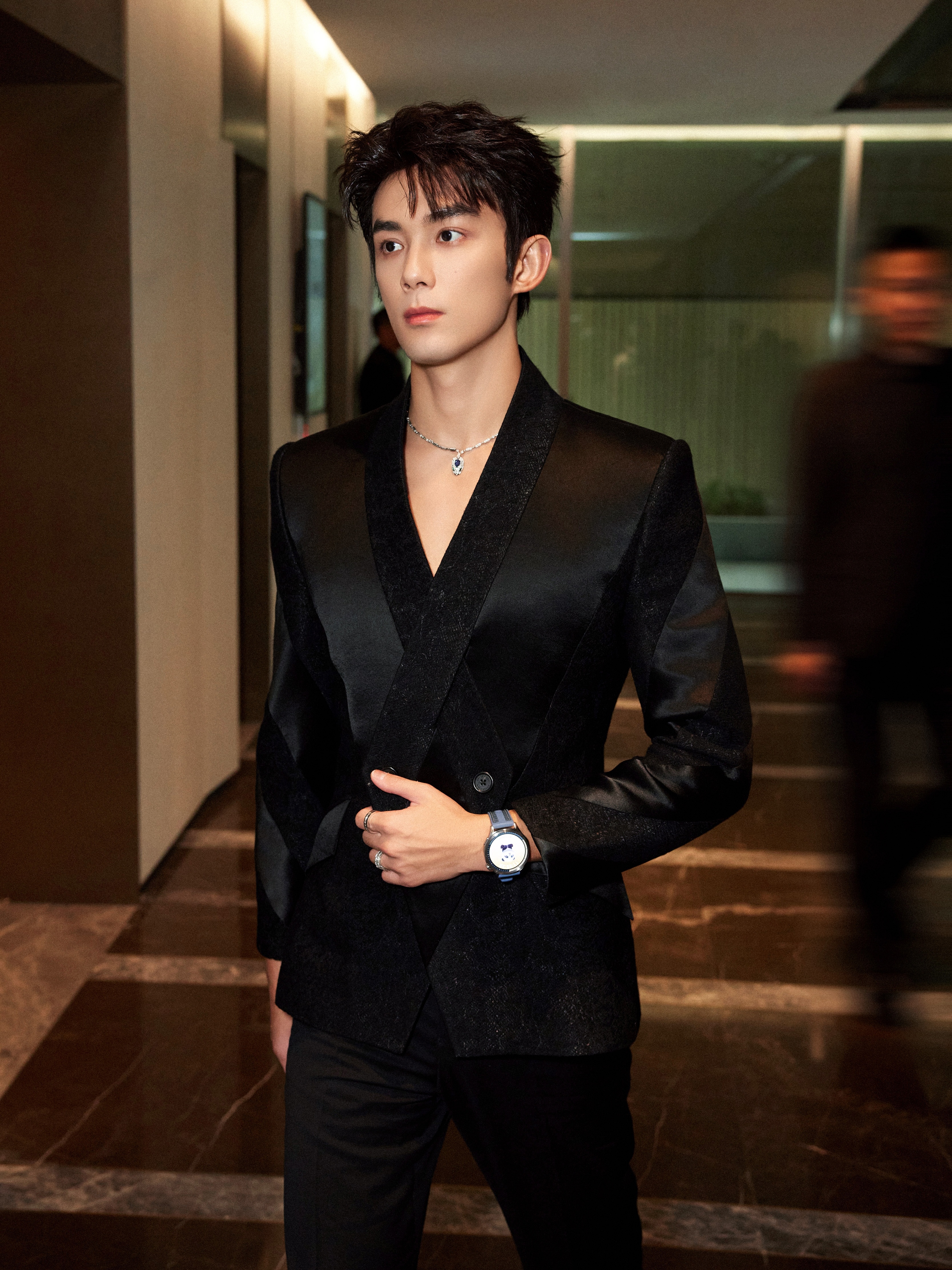 被吴磊的熊猫表盘可爱到了吴磊黑西装搭熊猫表盘