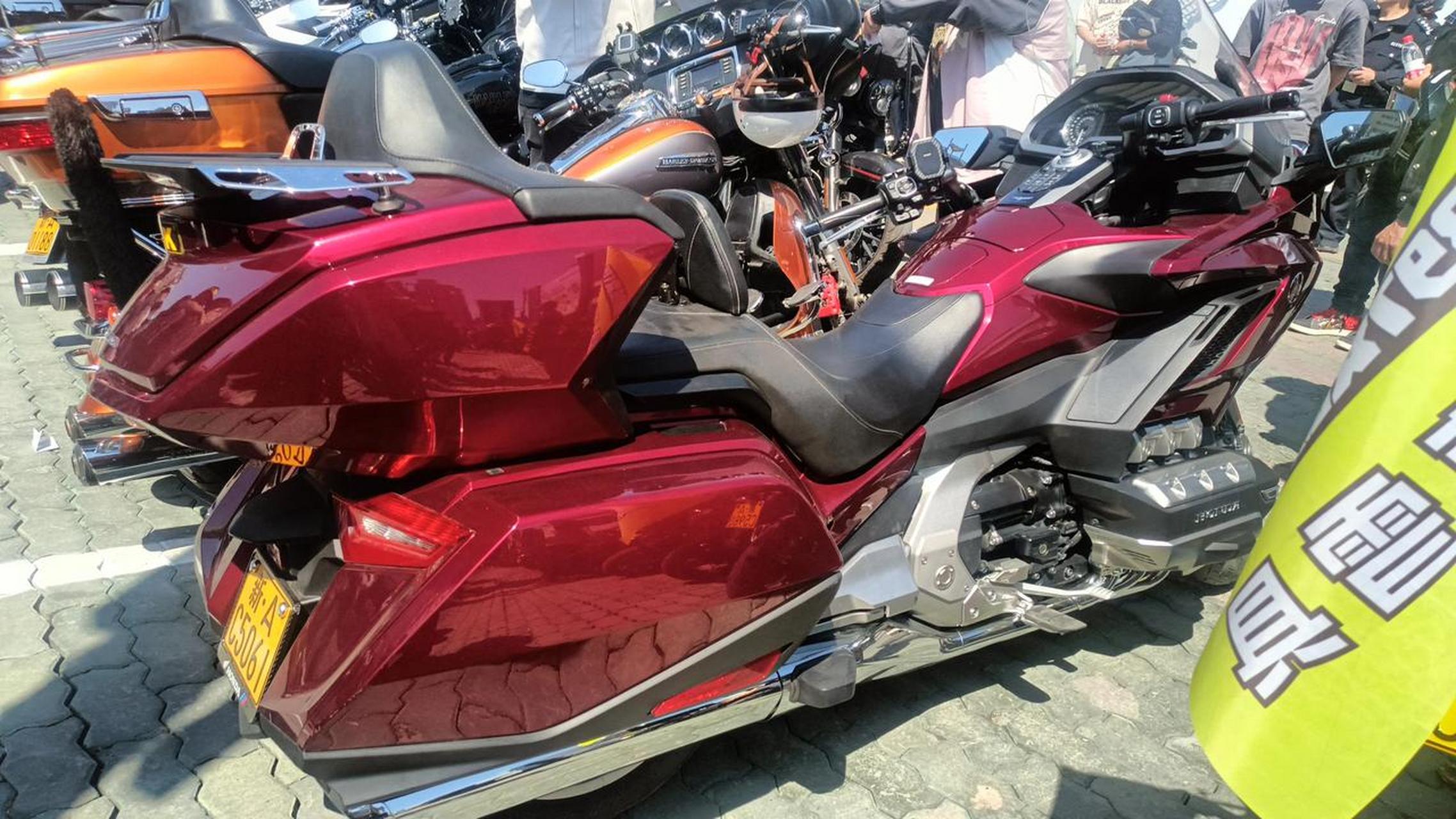 乌鲁木齐头条 乌鲁木齐揽秀园门口道路6辆摩托车价值近300万,一辆50来