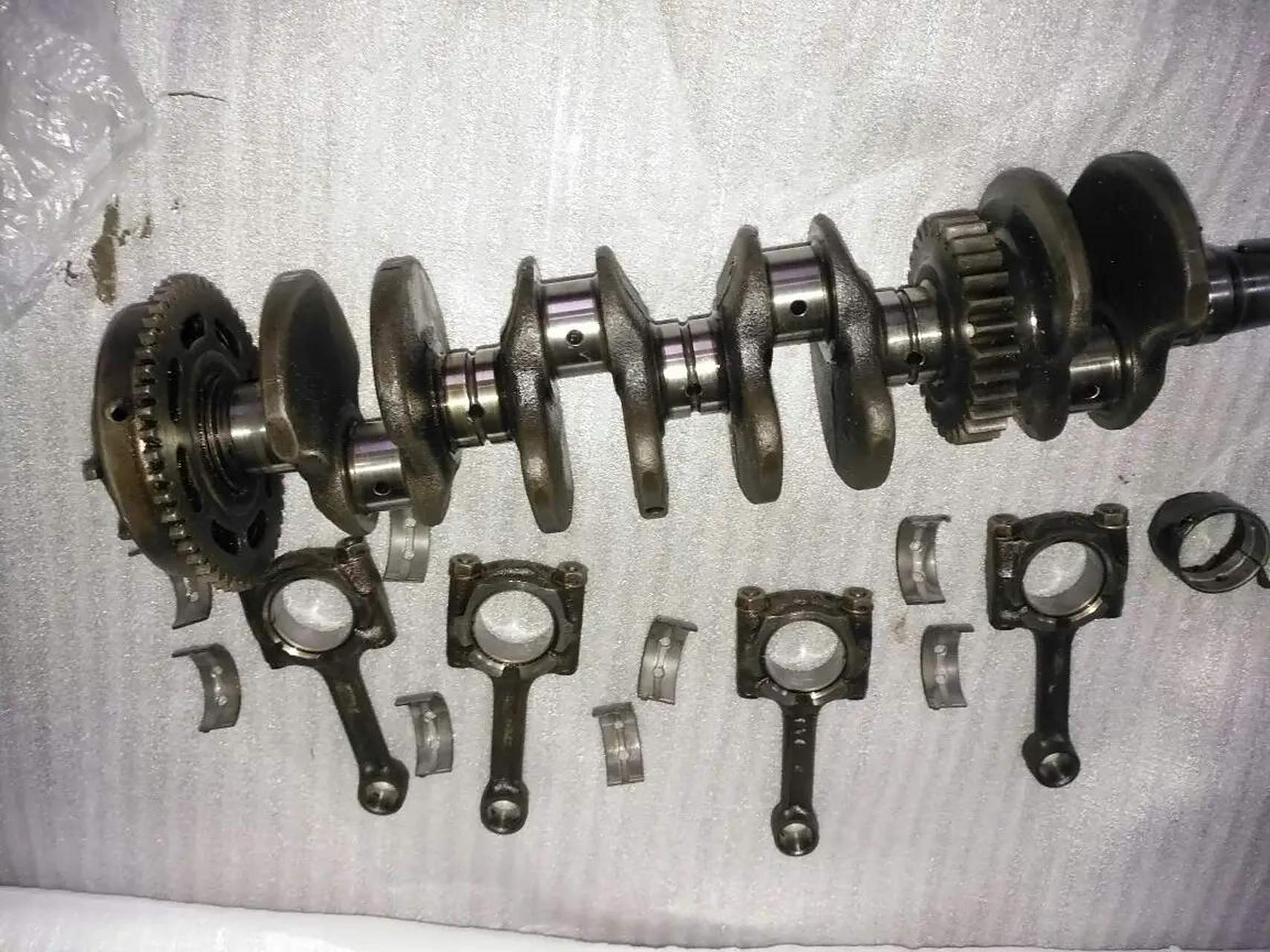 一般以下几个部位使用滑动轴承:曲轴主轴承,连杆轴承,凸轮轴轴承