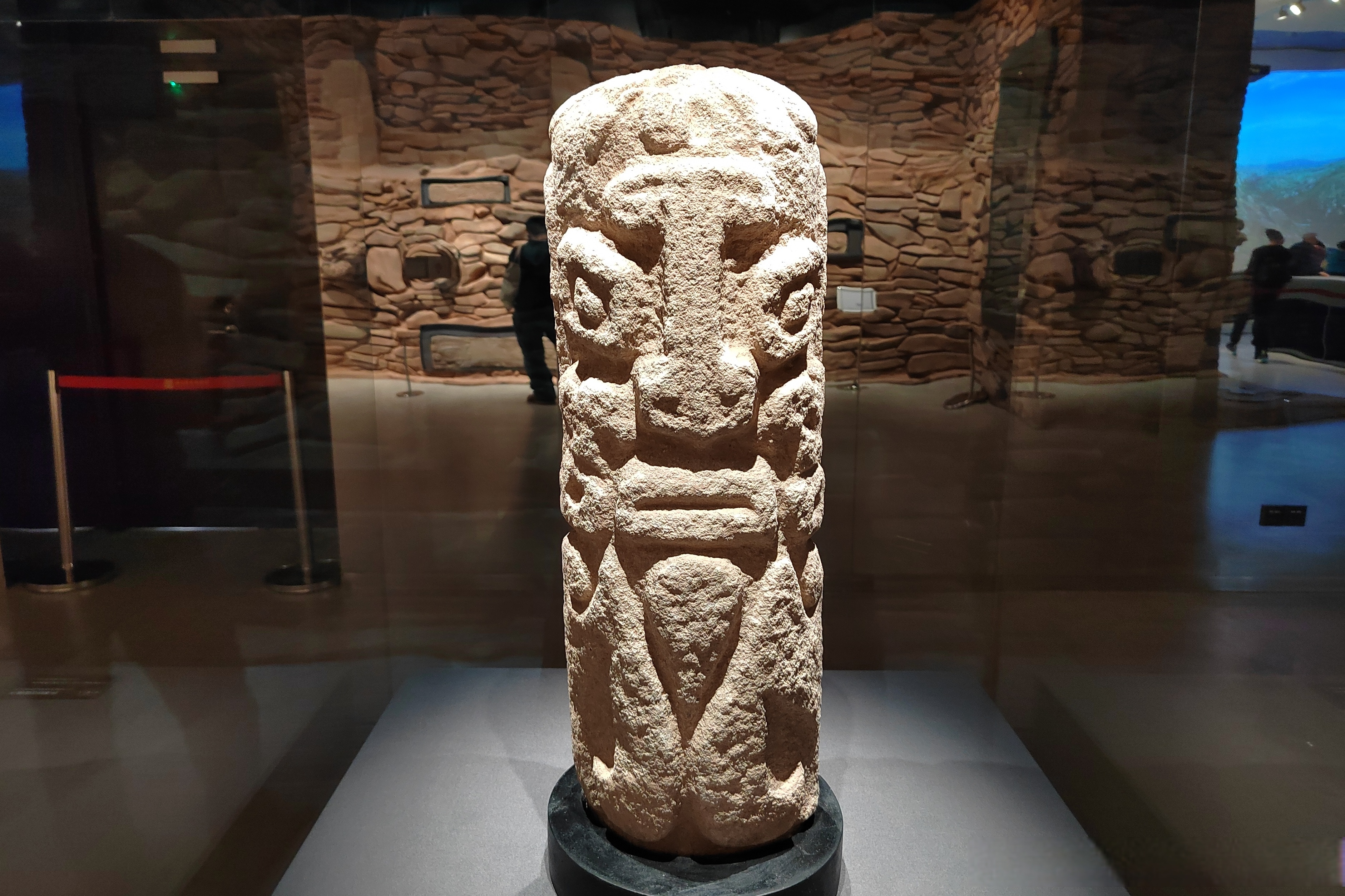 2018年至2019年,在神木石峁遗址内,发掘了皇城台顶部的大型夯土建筑