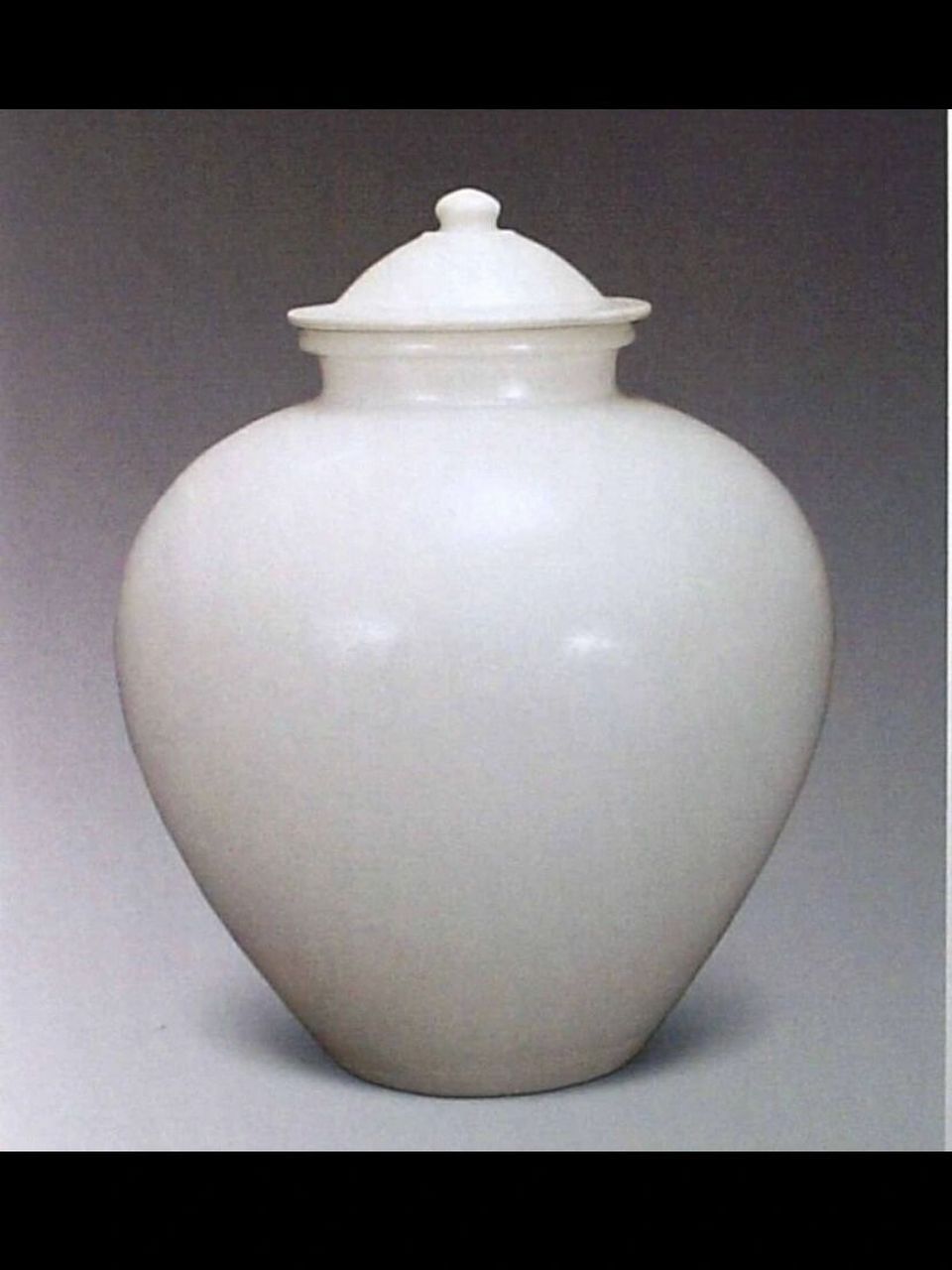 "邢白越青"指唐代两大瓷窑及其代表瓷色,邢窑盛产白瓷,越窑 盛产青瓷