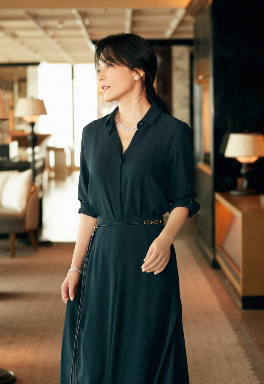 【俞飞鸿身着墨绿色长裙气质高贵优雅十足】近日,一组俞飞鸿的最新