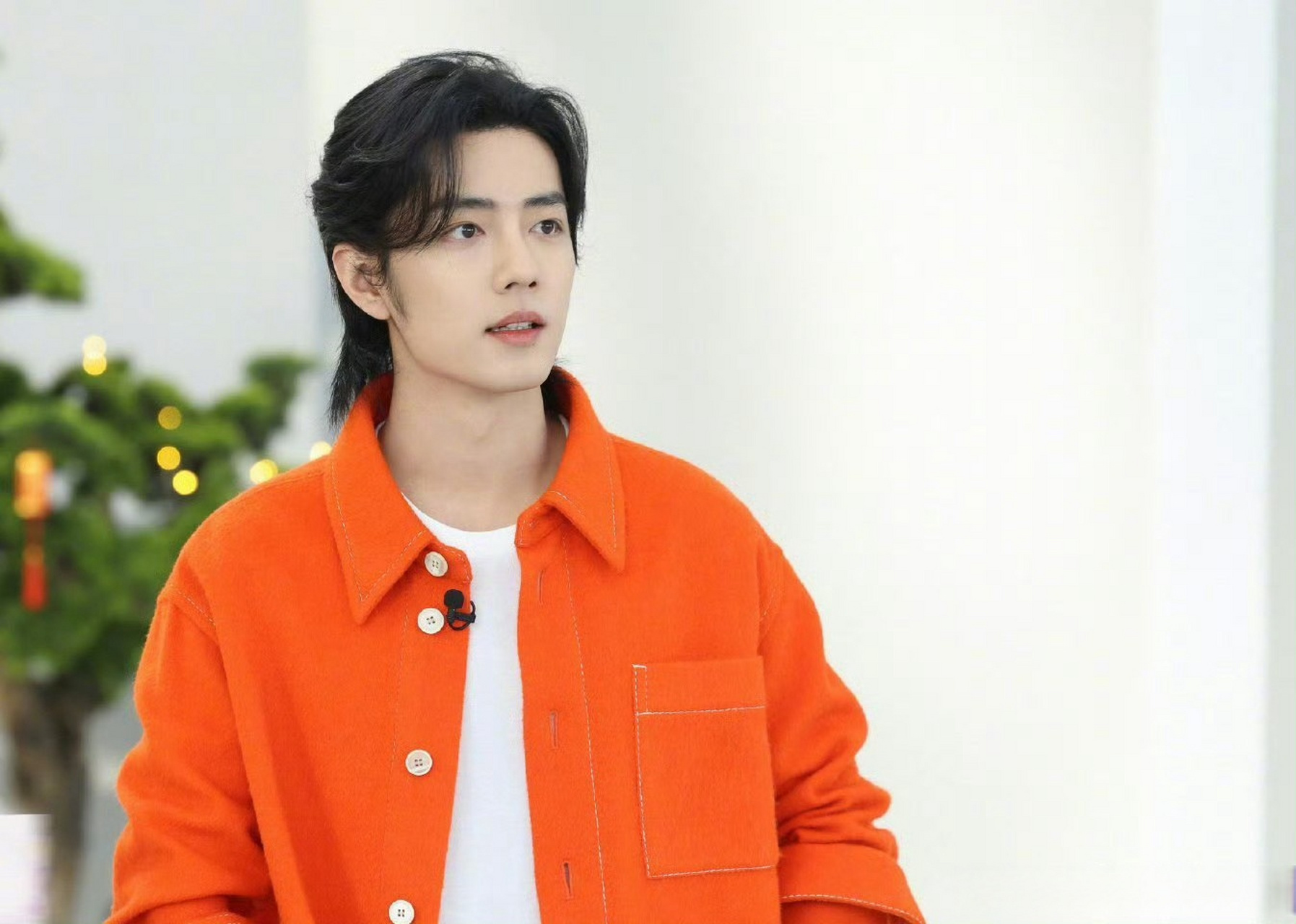 肖战橙衣造型活力满满 肖战 x玖少年团肖战daytoy 一袭橙色上衣搭配