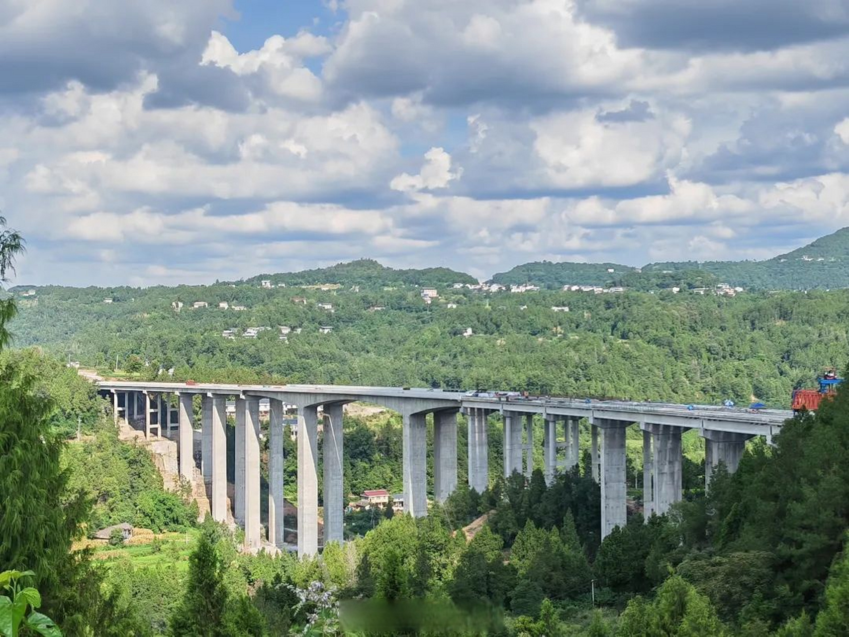 064米,是苍巴高速公路全线最高大桥和全线最难点工程