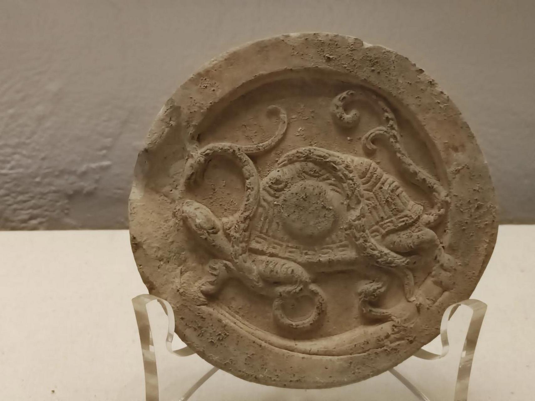 图1:玄武瓦当 陕西省西安市王莽九庙遗址出土 泥质灰陶,边轮较宽,中心