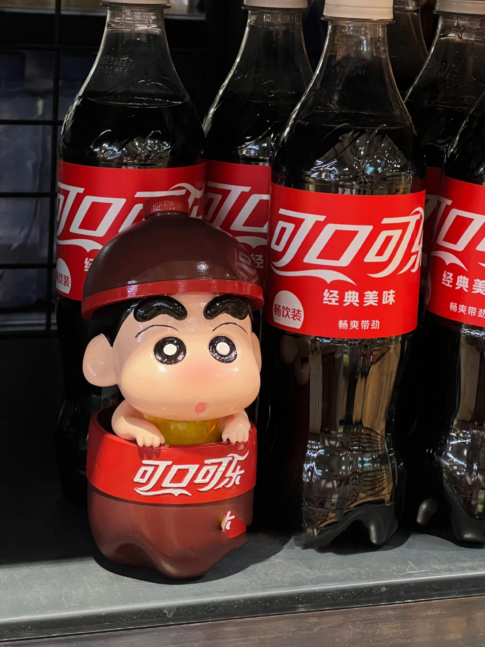 可乐小新画完带去超市拍两张照片 简直不要太出片啊!