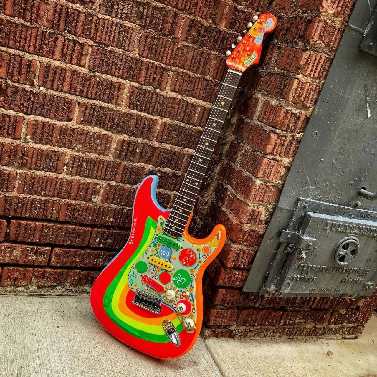 董亚千在石家庄专场用过的吉他: fender rocky strat 披头士乐队吉他