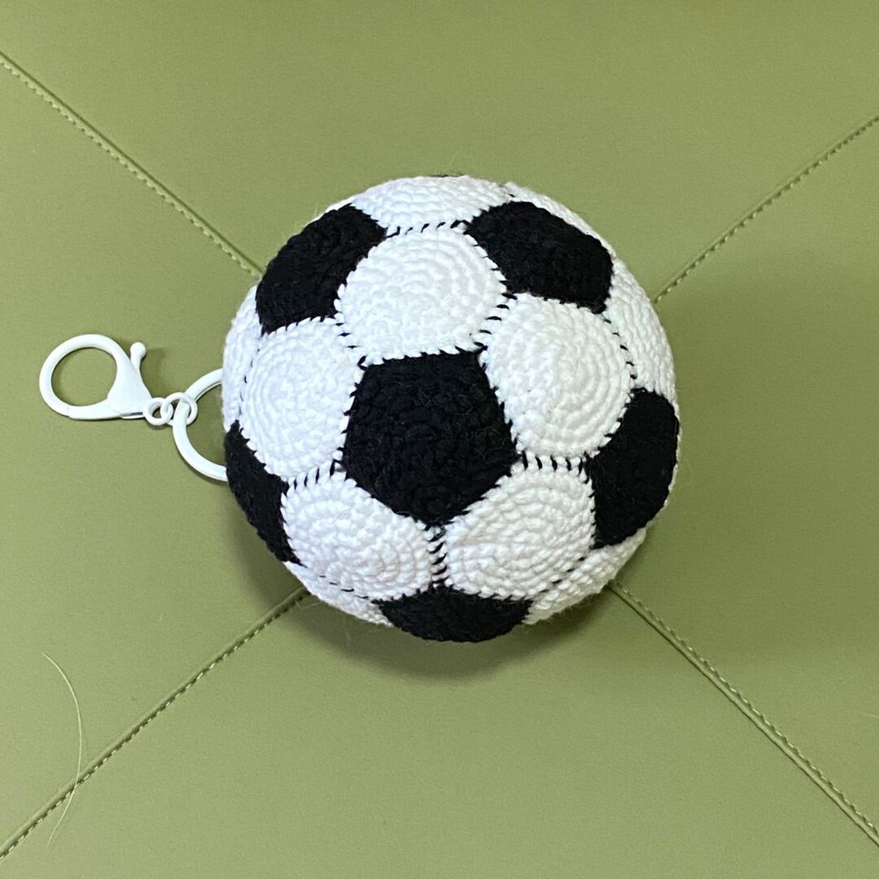 足球挂件钩针图解 一共是32片,12片黑色五边形,20片白色六边形 线材